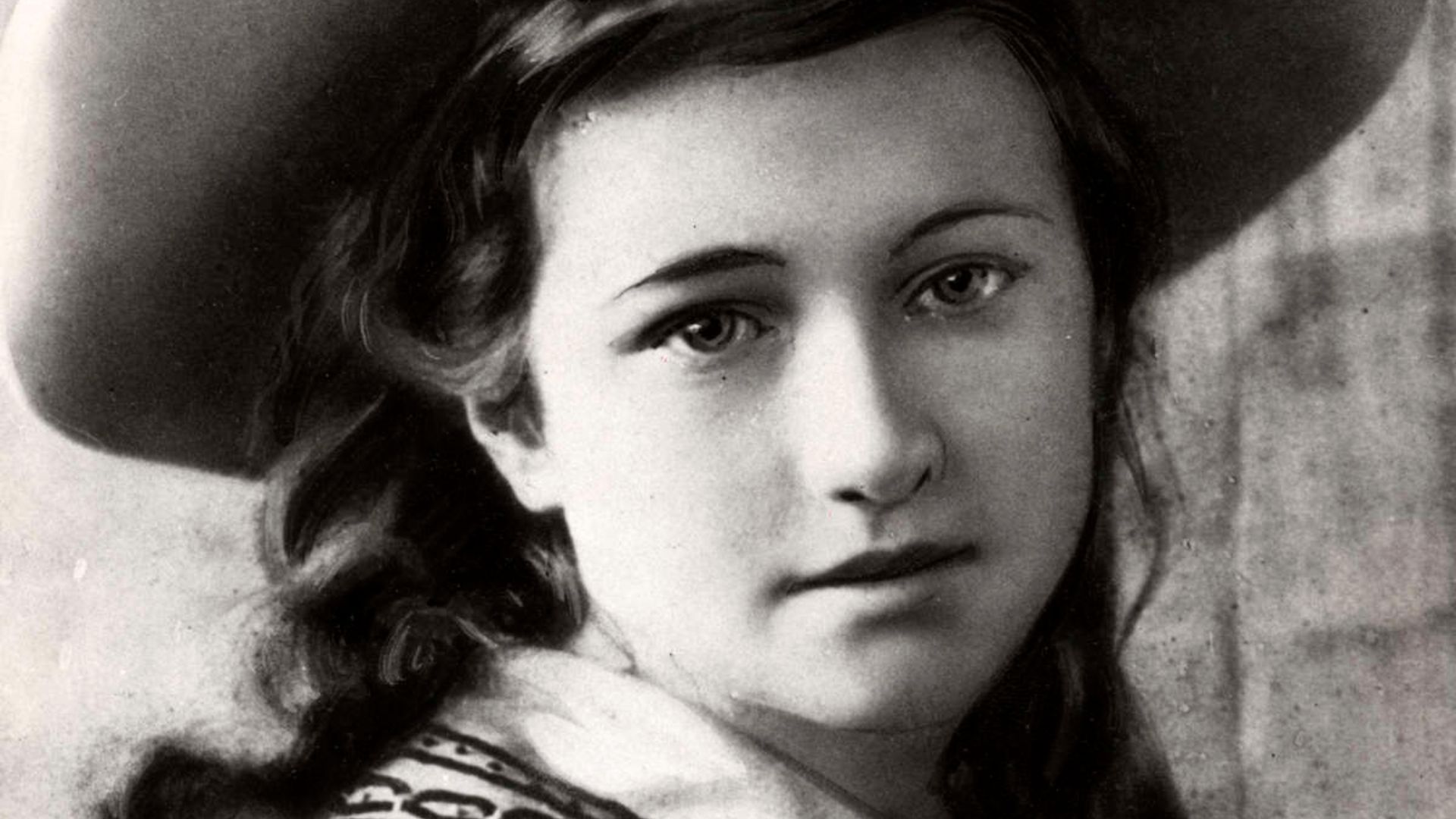 File:A ten-year-old Wallis Simpson as a schoolgirl with long hair and a hat on.jpg