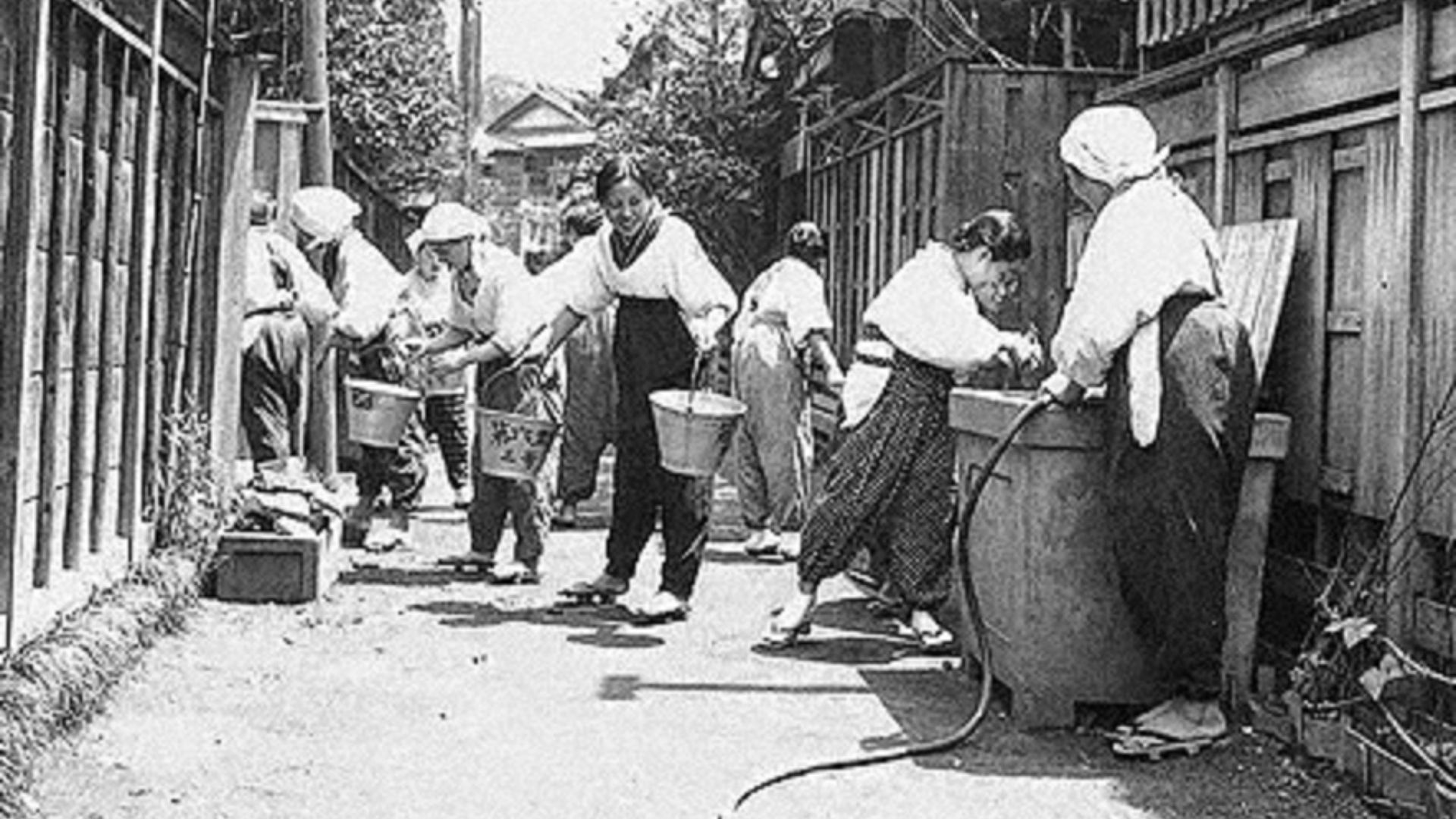 File:Bucket brigade in fire drill of Tonarigumi, The neighborhood mutual-aid association, 1941 Japan.jpg