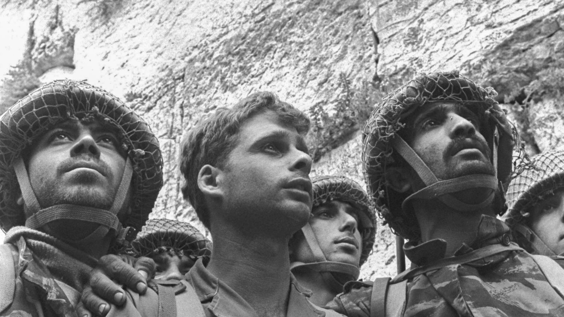 File:צנחנים בכותל המערבי.jpg