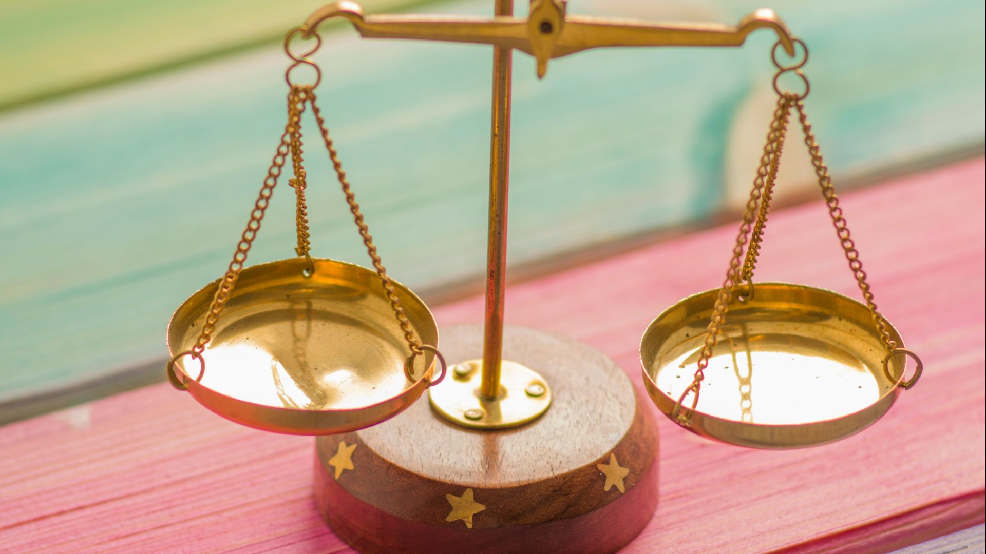 gold and silver round frame magnifying glass