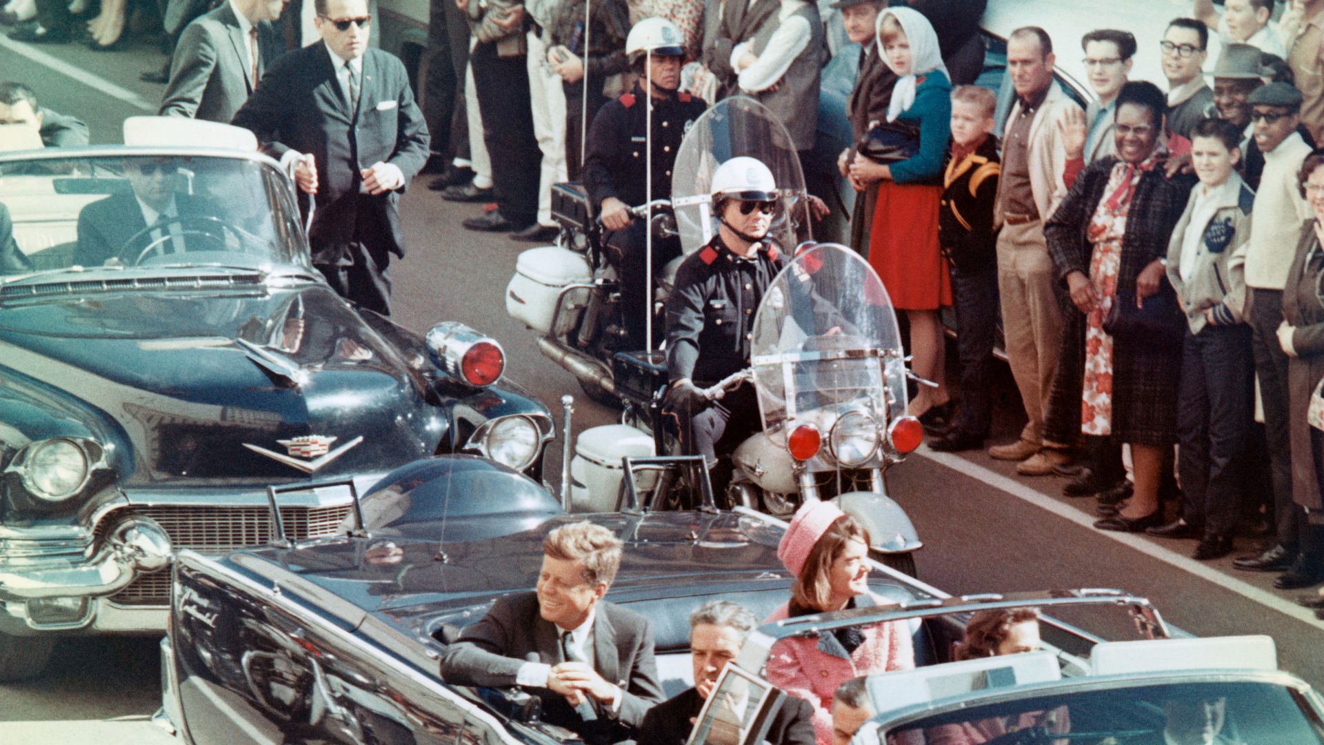 File:JFK Motorcade GettyImages-517330536.jpg