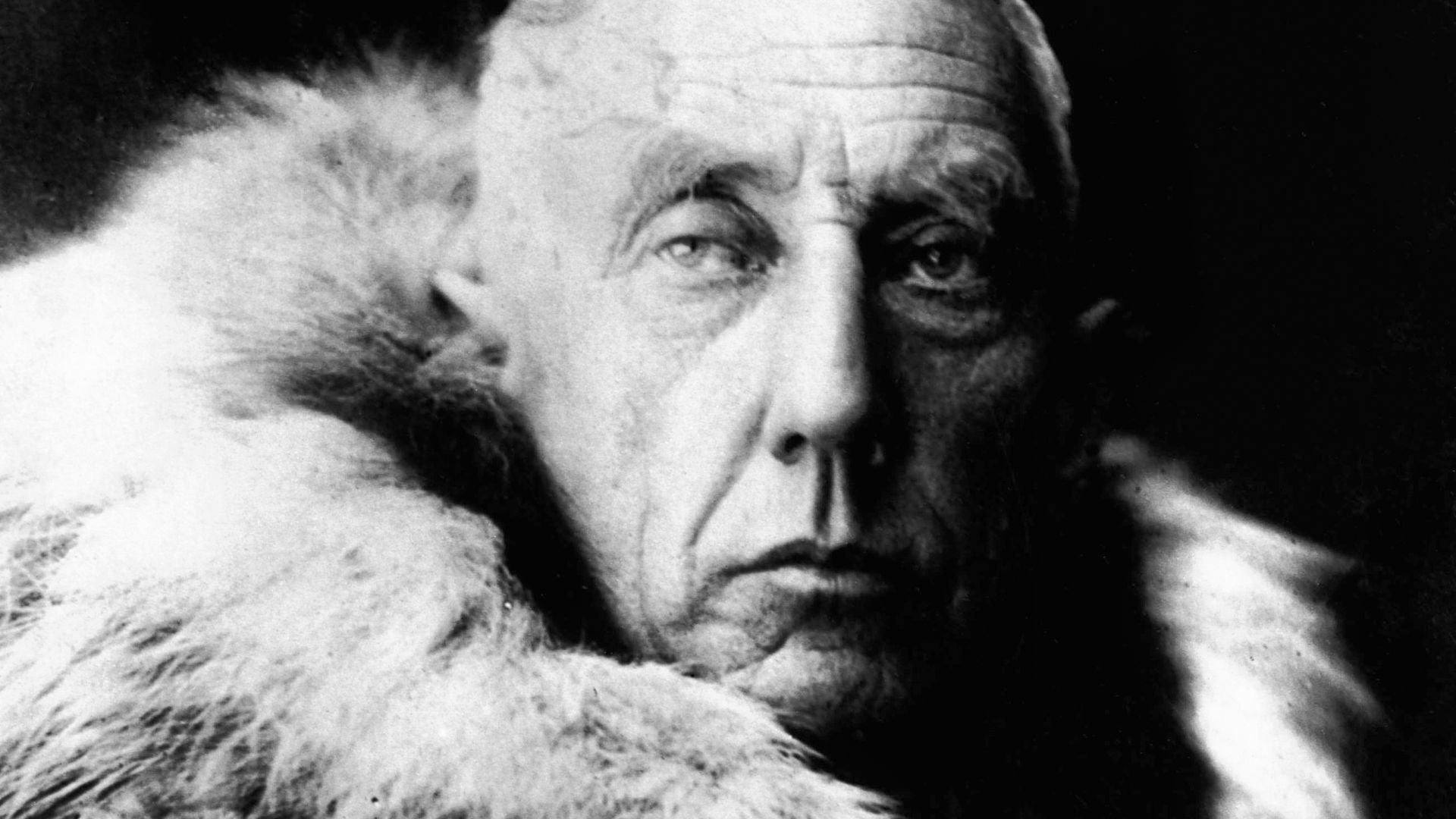 File:Amundsen in fur skins.jpg
