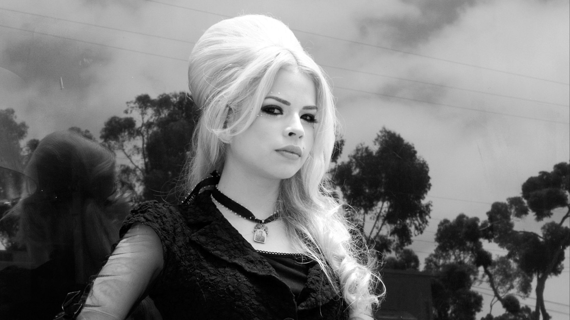 File:Girl with lace.jpg