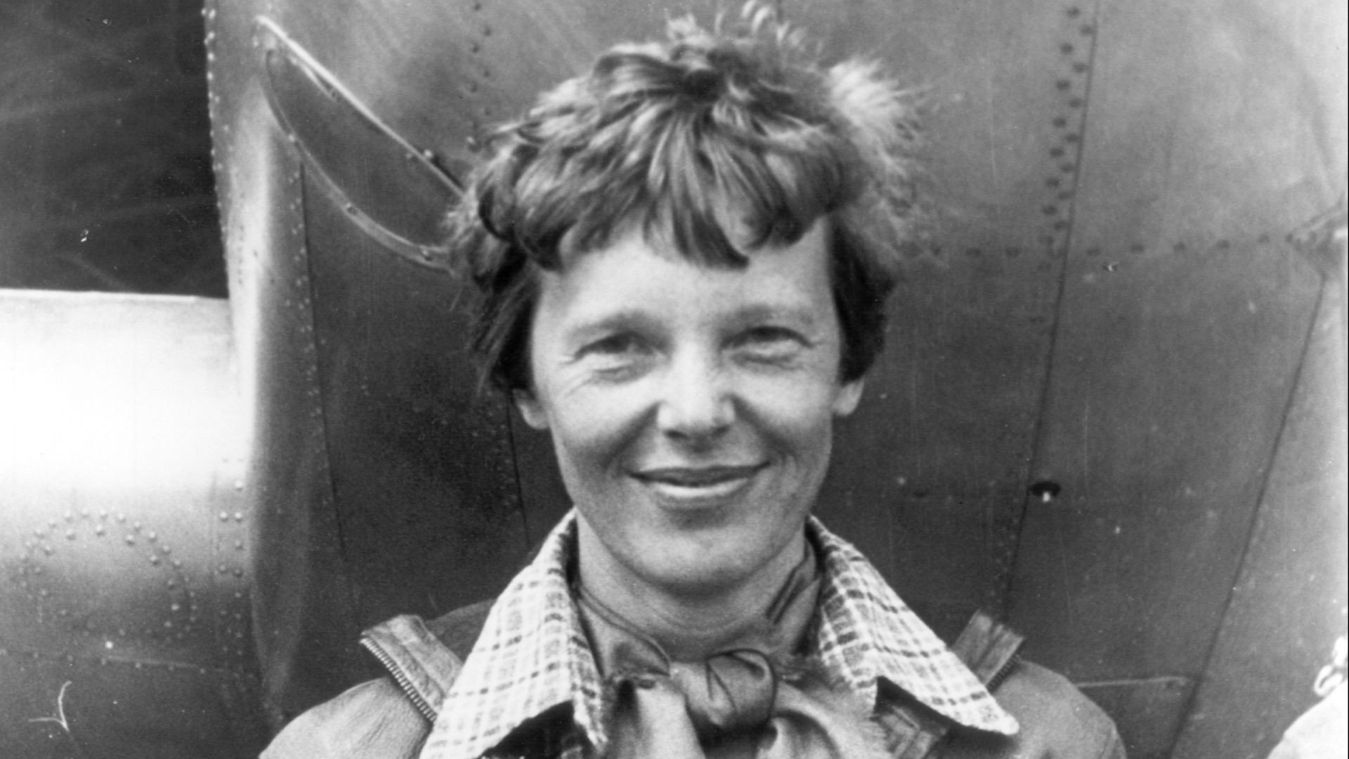 File:Amelia Earhart standing under nose of her Lockheed Model 10-E Electra, small.jpg
