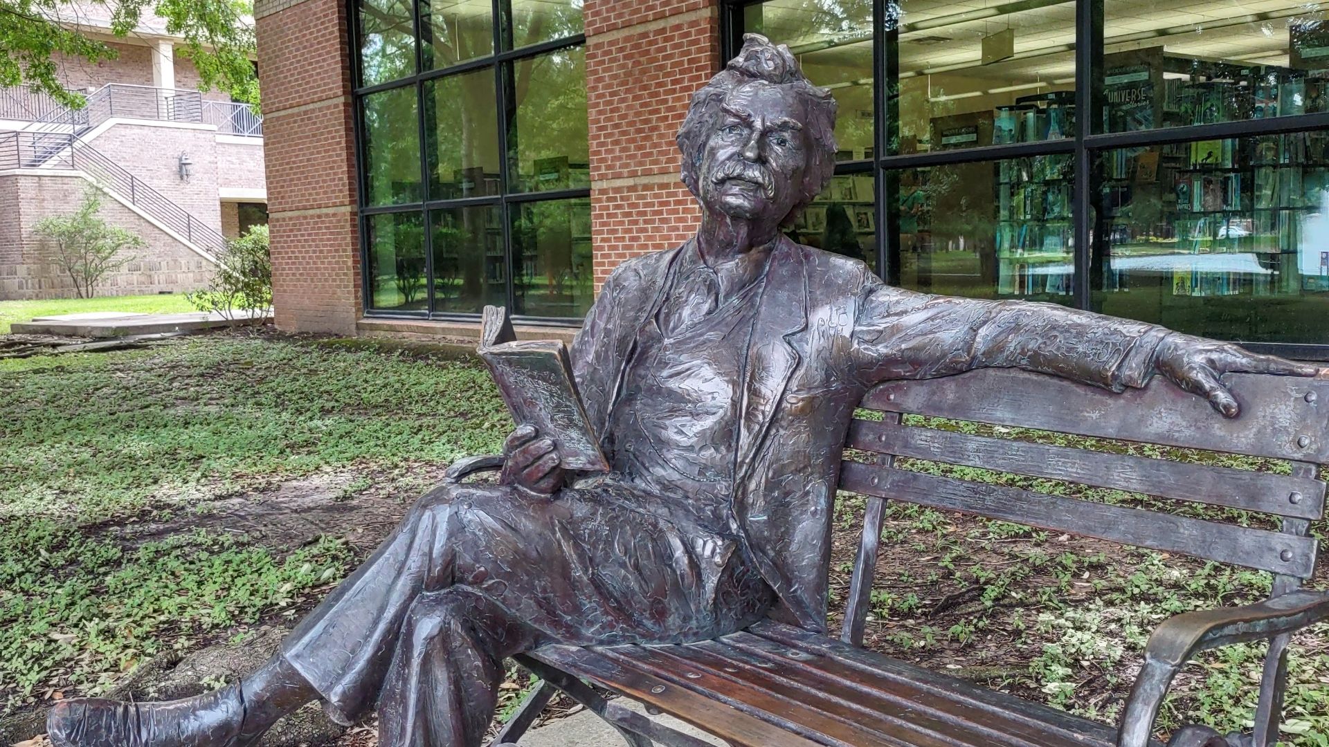 File:Mark Twain sculpture.jpg