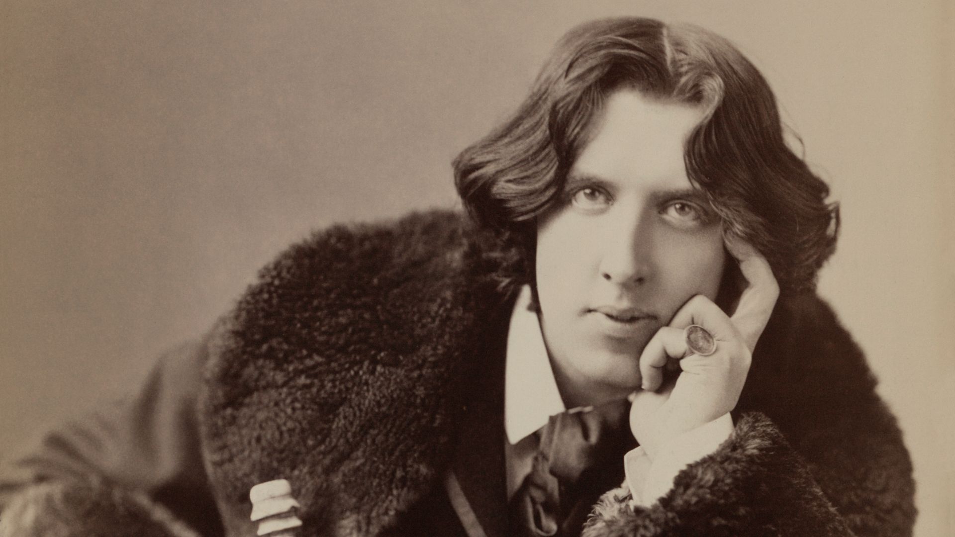 File:Oscar Wilde by Napoleon Sarony. Three-quarter-length photograph, seated.jpg