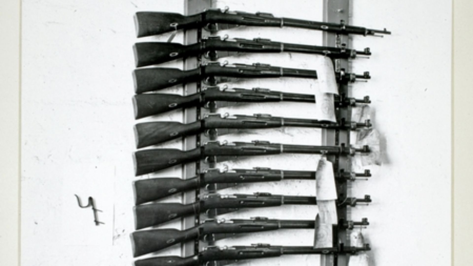 File:Kivääriteline, jossa on sekä m 1891 että m 28-30 -tyypin kivääreitä 1934 (HK19700320-11805).jpg