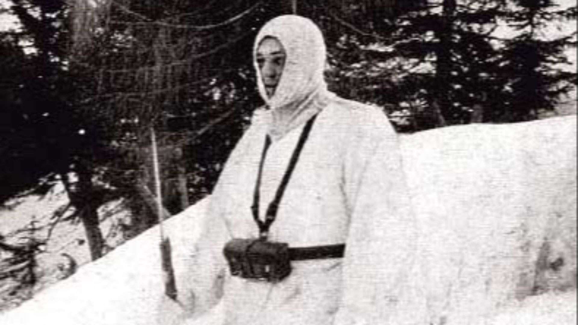 File:Guard wearing white camouflage 1917.jpg