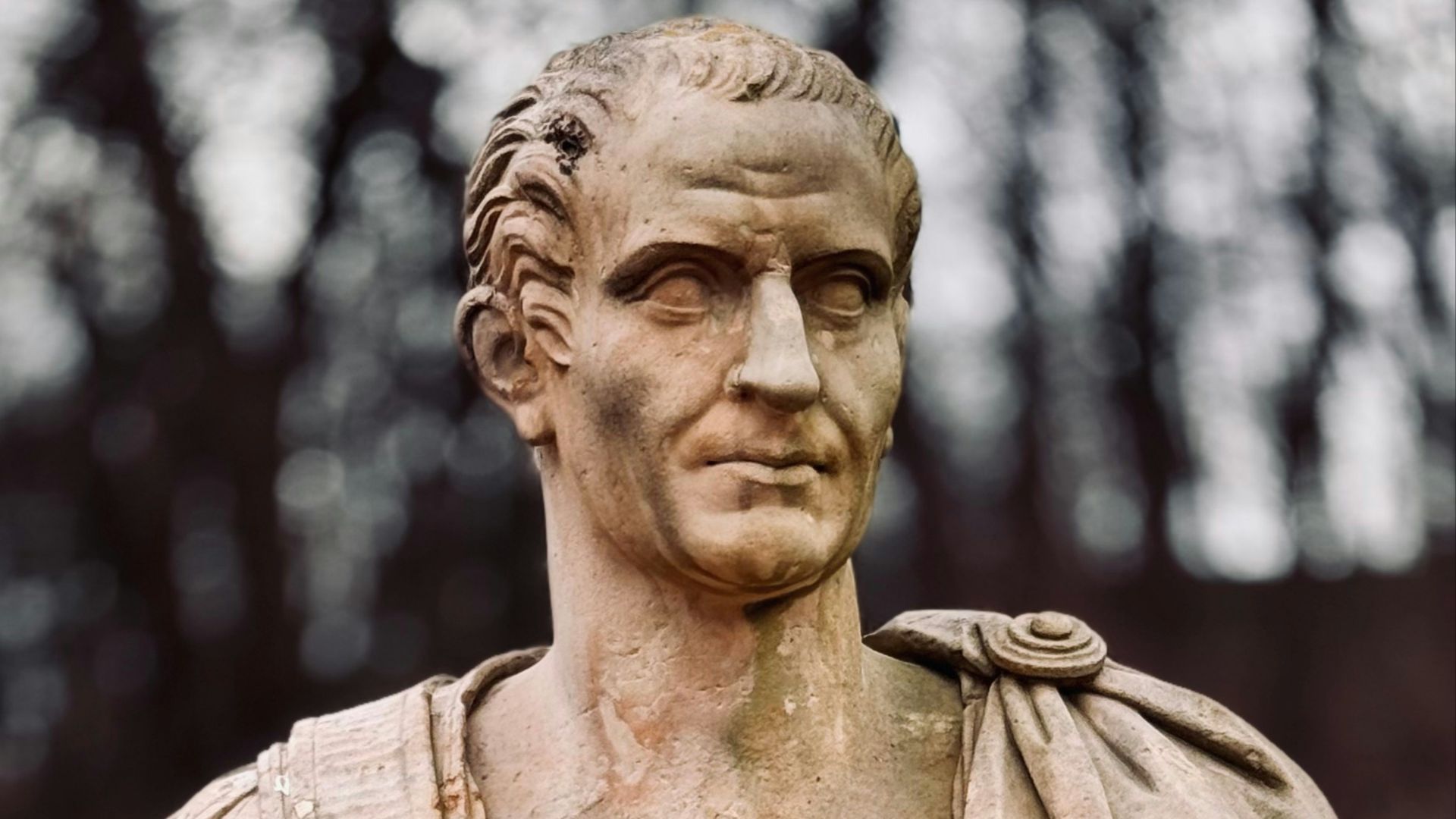 a statue of a man with a crown on his head