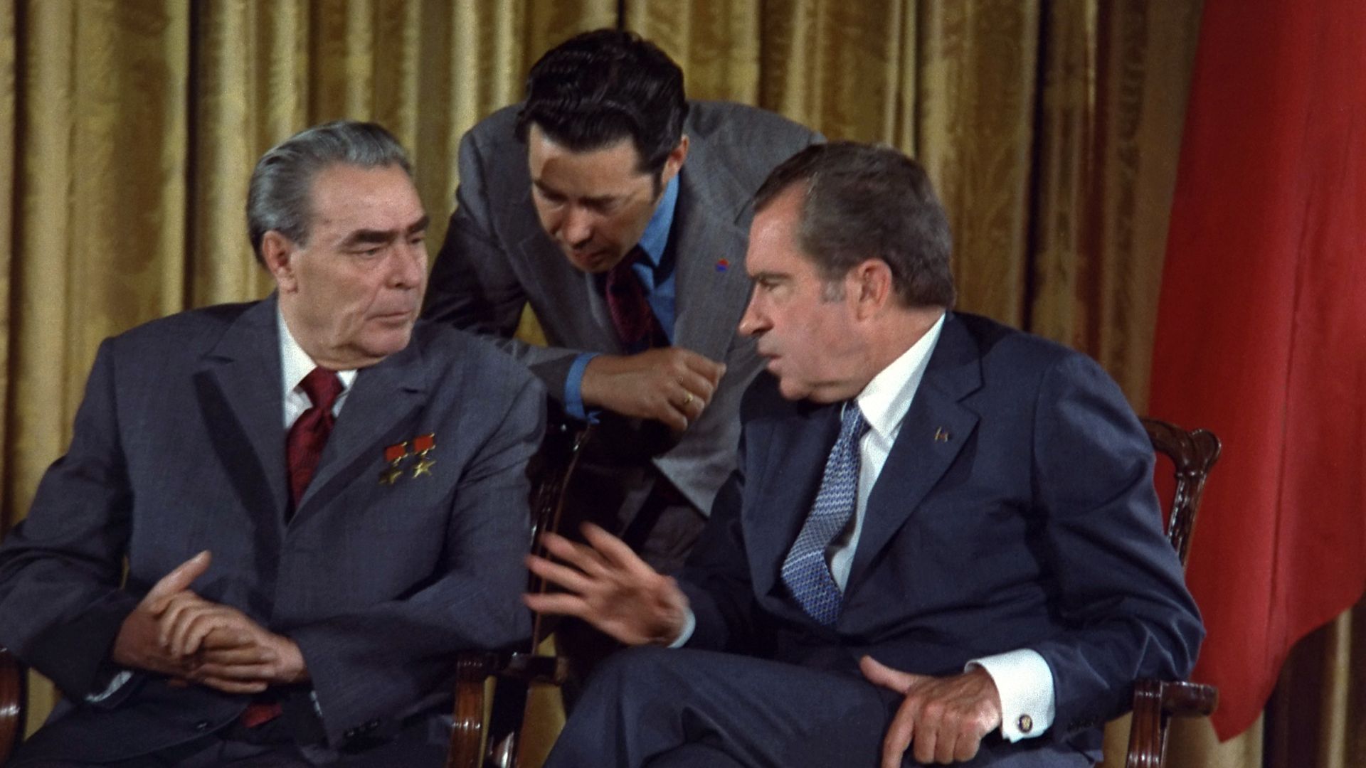 File:Leonid Brezhnev and Richard Nixon talks in 1973.png