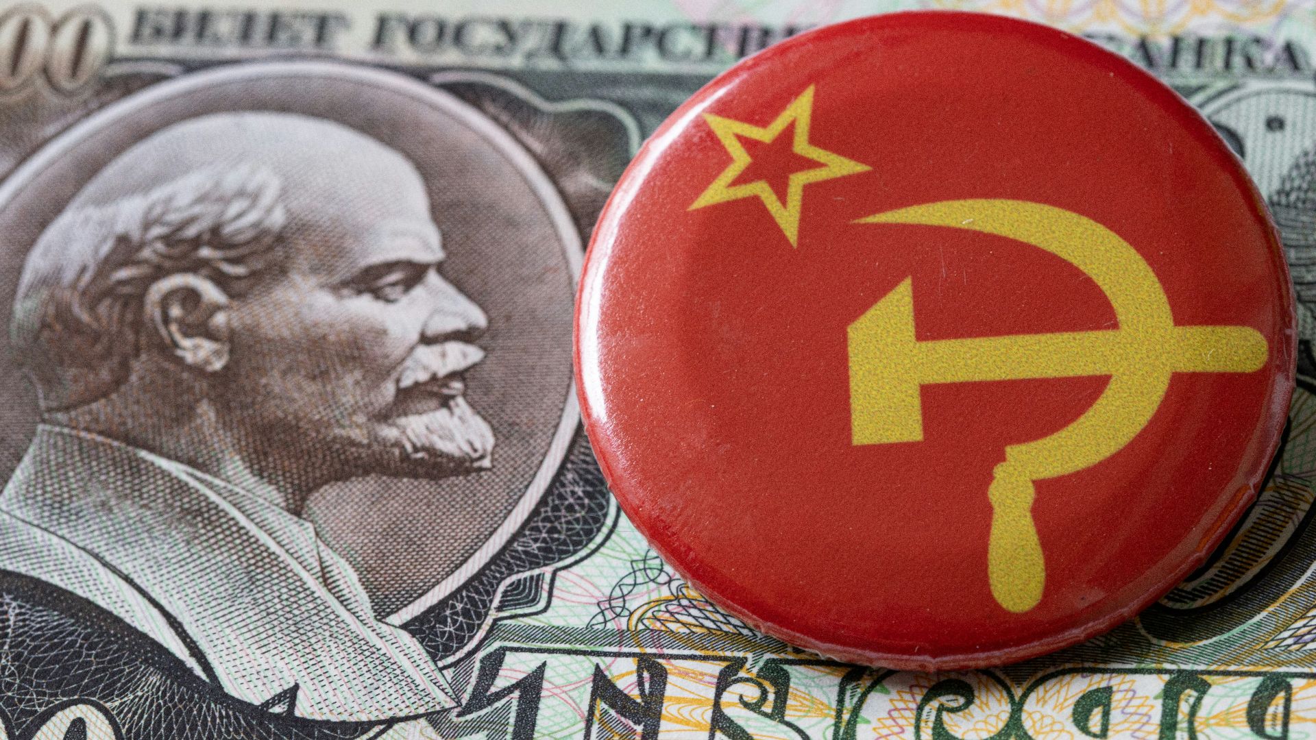 a button with a picture of a communist dictator on it