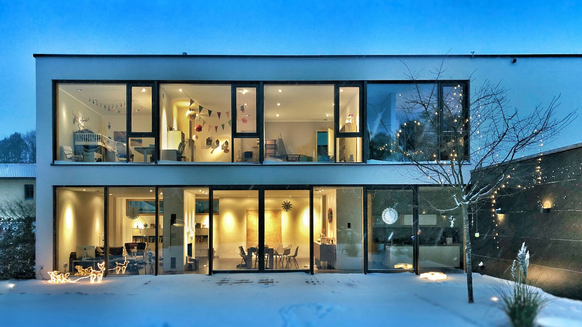 landscape photo of 2-storey house