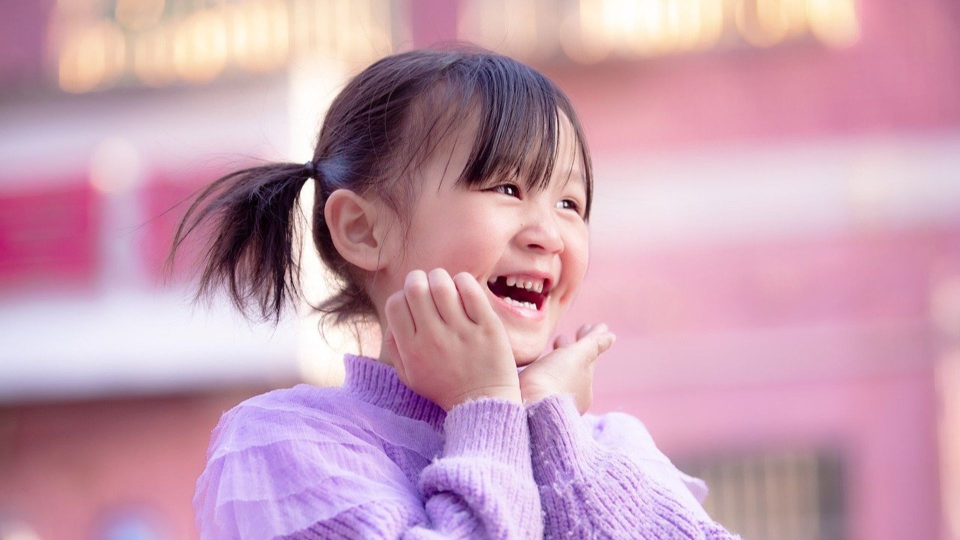 我见青山多妩媚