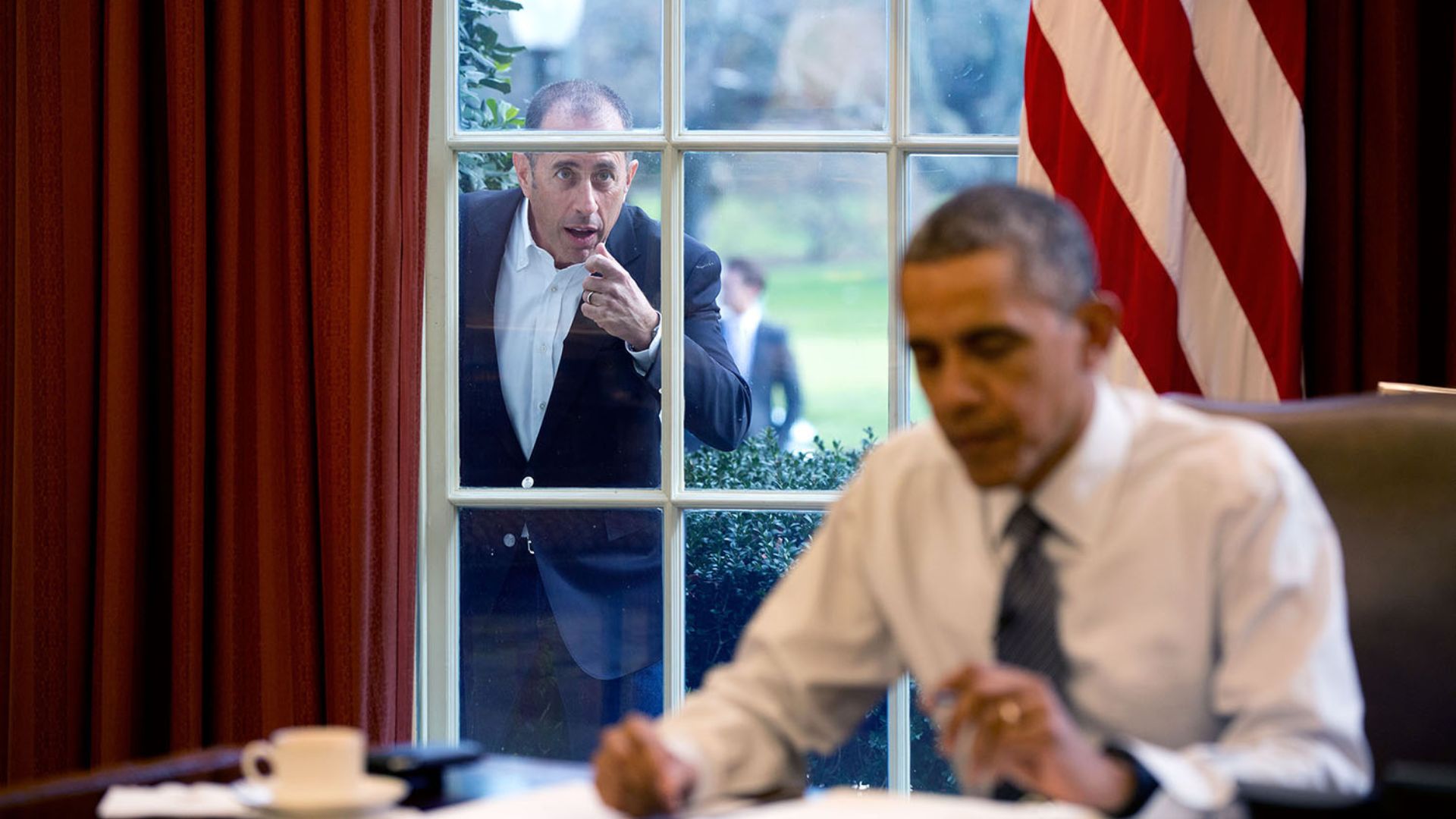 File:Jerry Seinfeld knocks on the Oval Office window.jpg