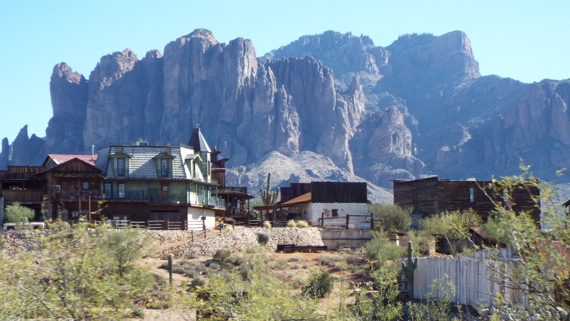 File:Apache Junction-Goldfield Ghost Town-Superstition Mounatian in the background.JPG
