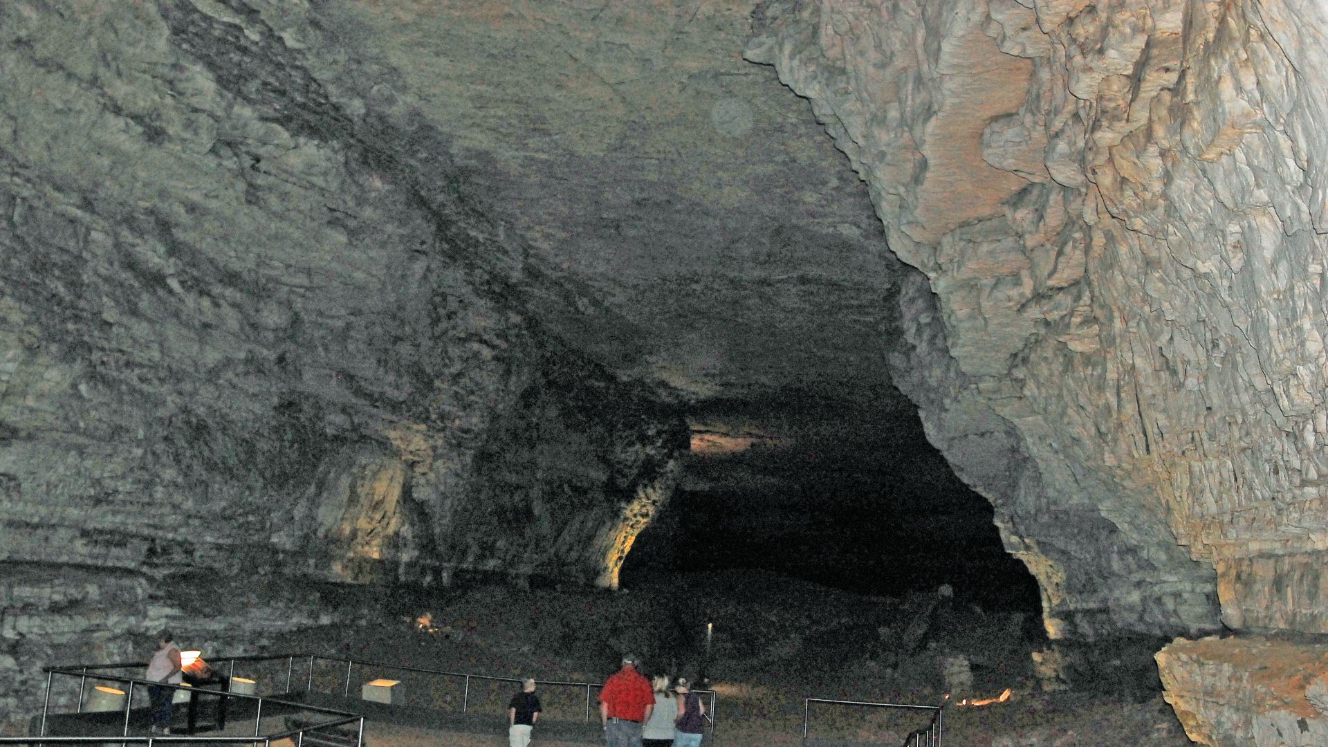 File:Mammoth cave, Kentucky, US, tourists inside.jpg