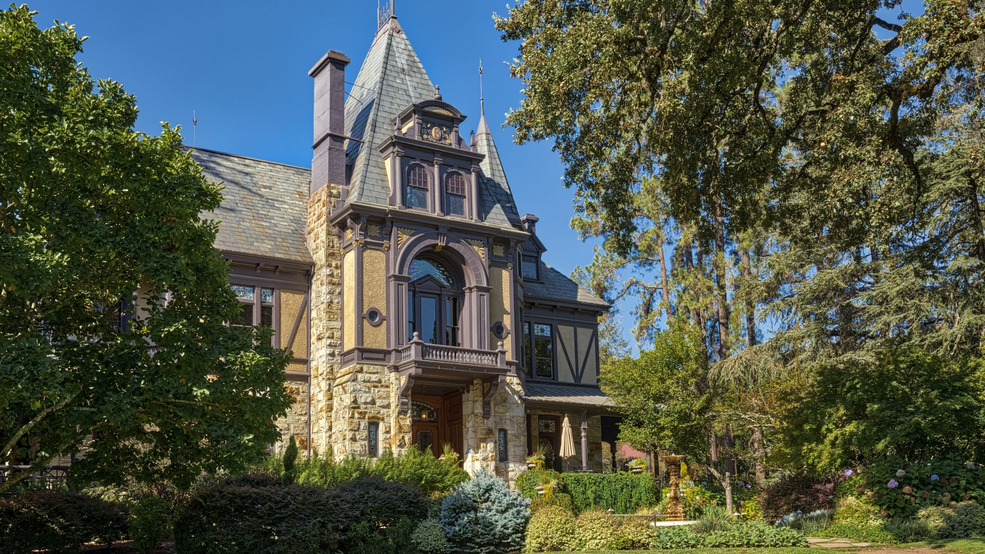 File:Rhine House, Beringer Vineyards.jpg