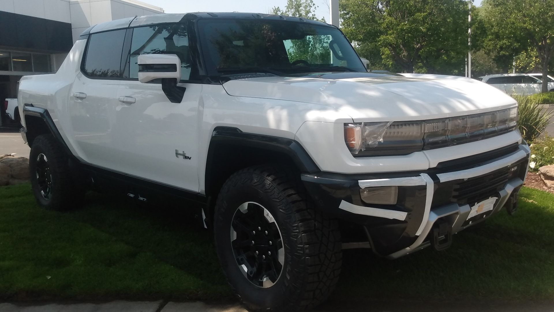 File:2022 GMC Hummer EV pickup front.jpg