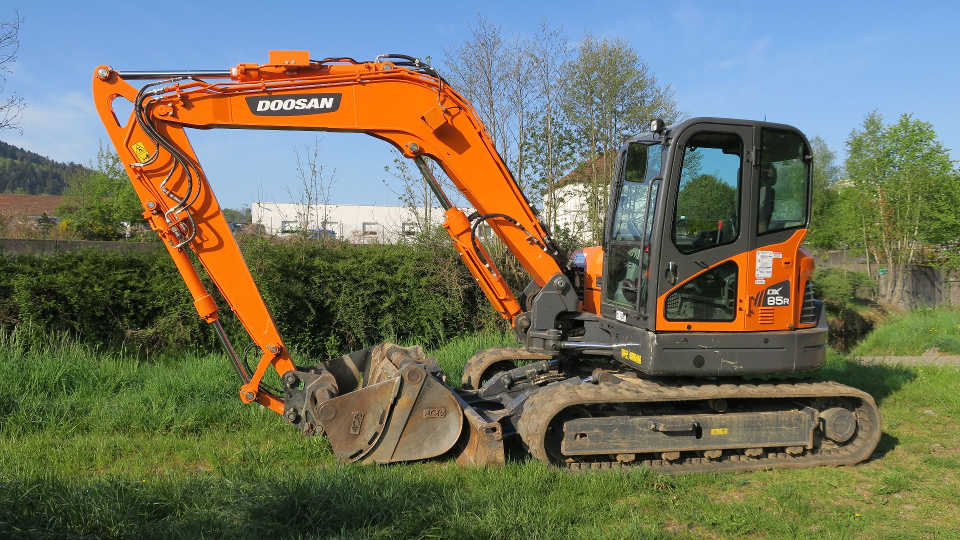 File:Doosan DX85R-3 excavator in Remiremont, France - 2022-05-03 - 01.jpg