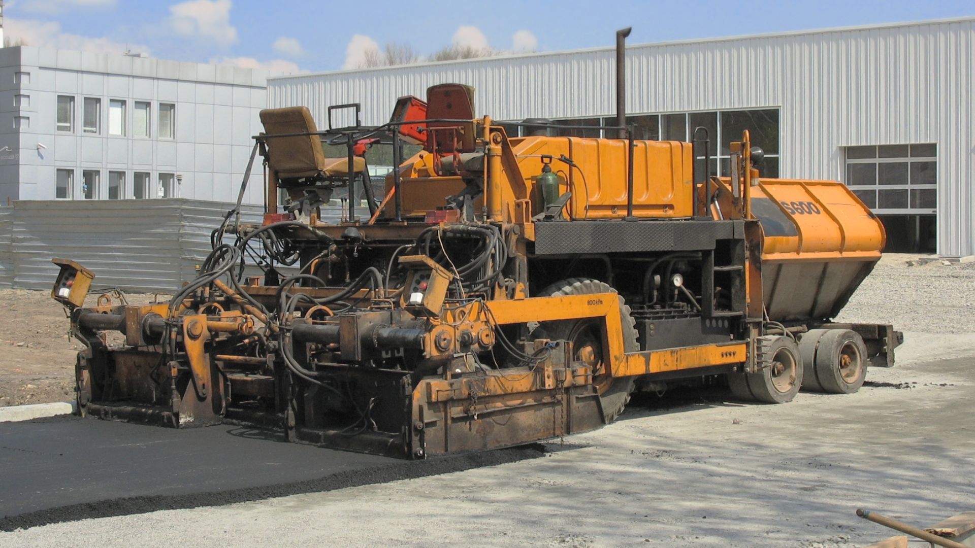 File:Paver (vehicle) in Ukraine.jpg