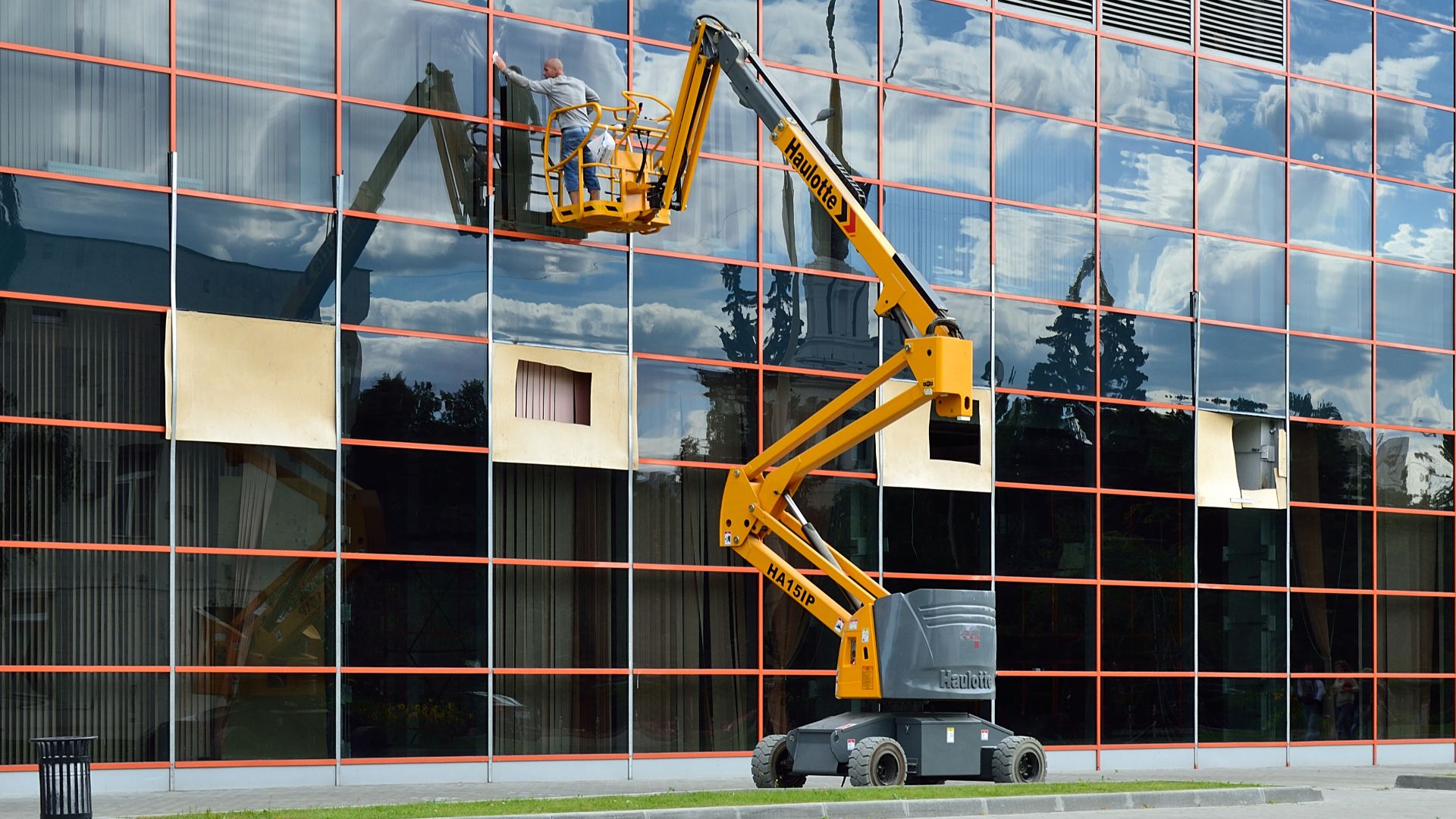 File:Window cleaner on Haulotte HA15IP lift.jpg