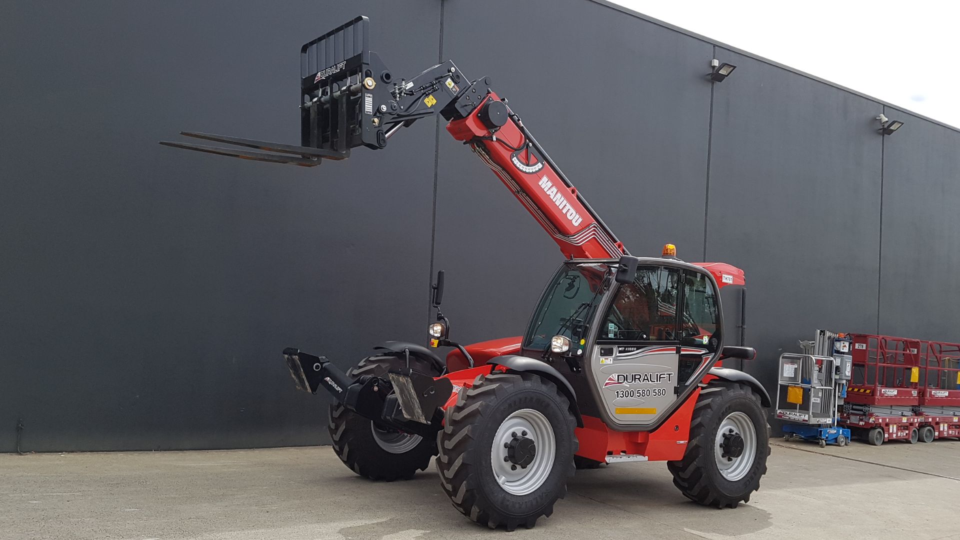 File:Telehandler 3 tonne with Stabilisers.jpg