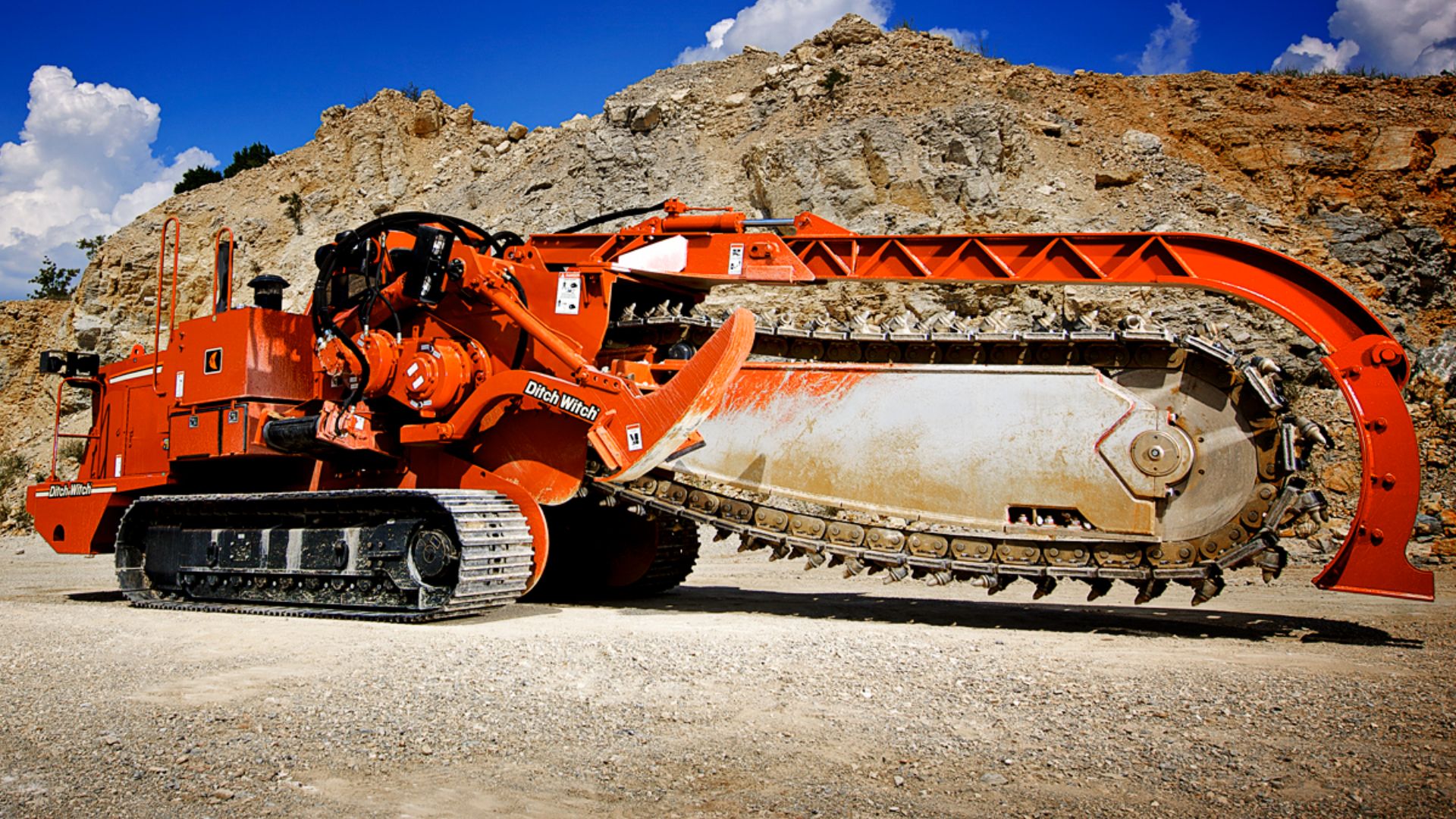File:Ditch Witch HT330 Track Trencher Stationary.jpg