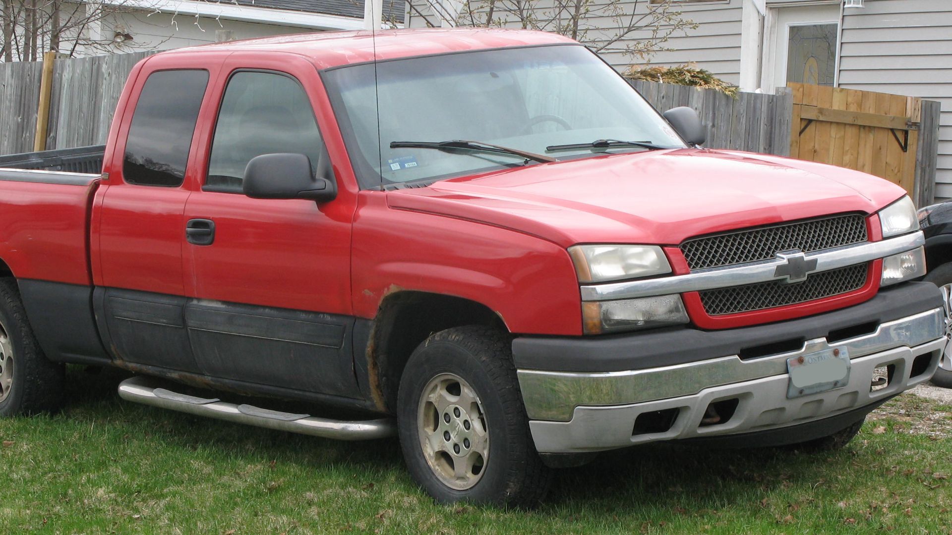 File:2004 Chevrolet Silverado 1500, Front Right, 04-13-2021.jpg