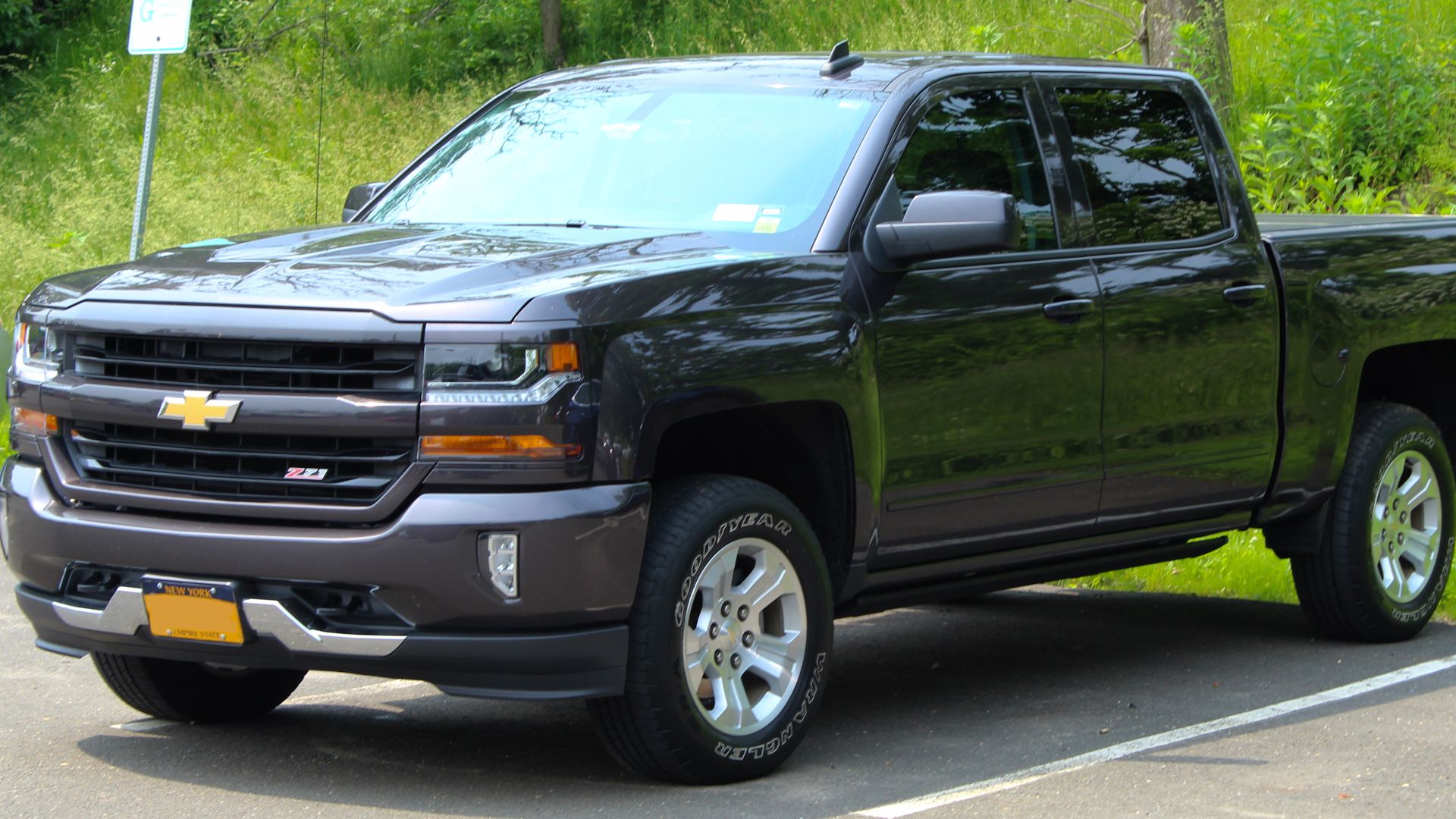 File:2016 Chevrolet Silverado 1500 LTZ Z71 Crew Cab 5.3L Hagerty parking lot, 6.1.19.jpg