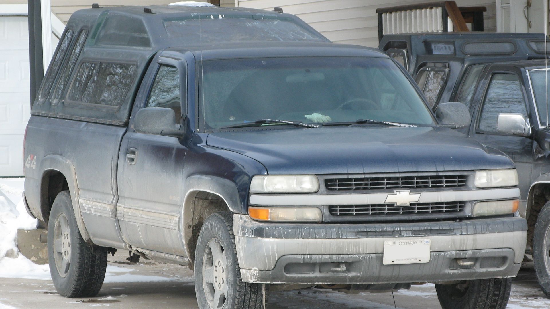 File:1999 Chevrolet Silverado 1500, Front Right, 02-18-2021.jpg