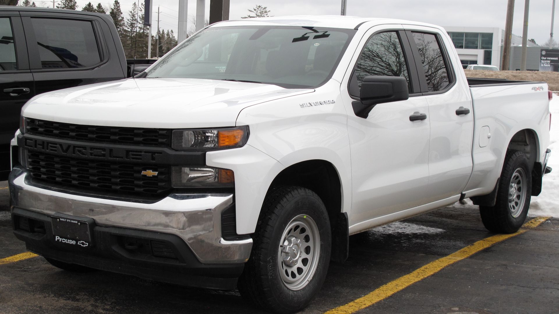 File:2022 Chevrolet Silverado 1500 WT in Summit White, Front Left, 12-25-2021.jpg