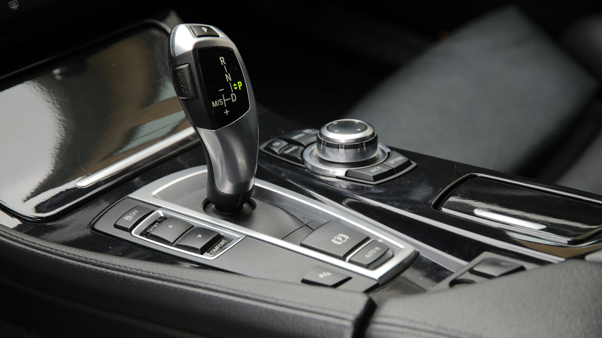 black gear shift