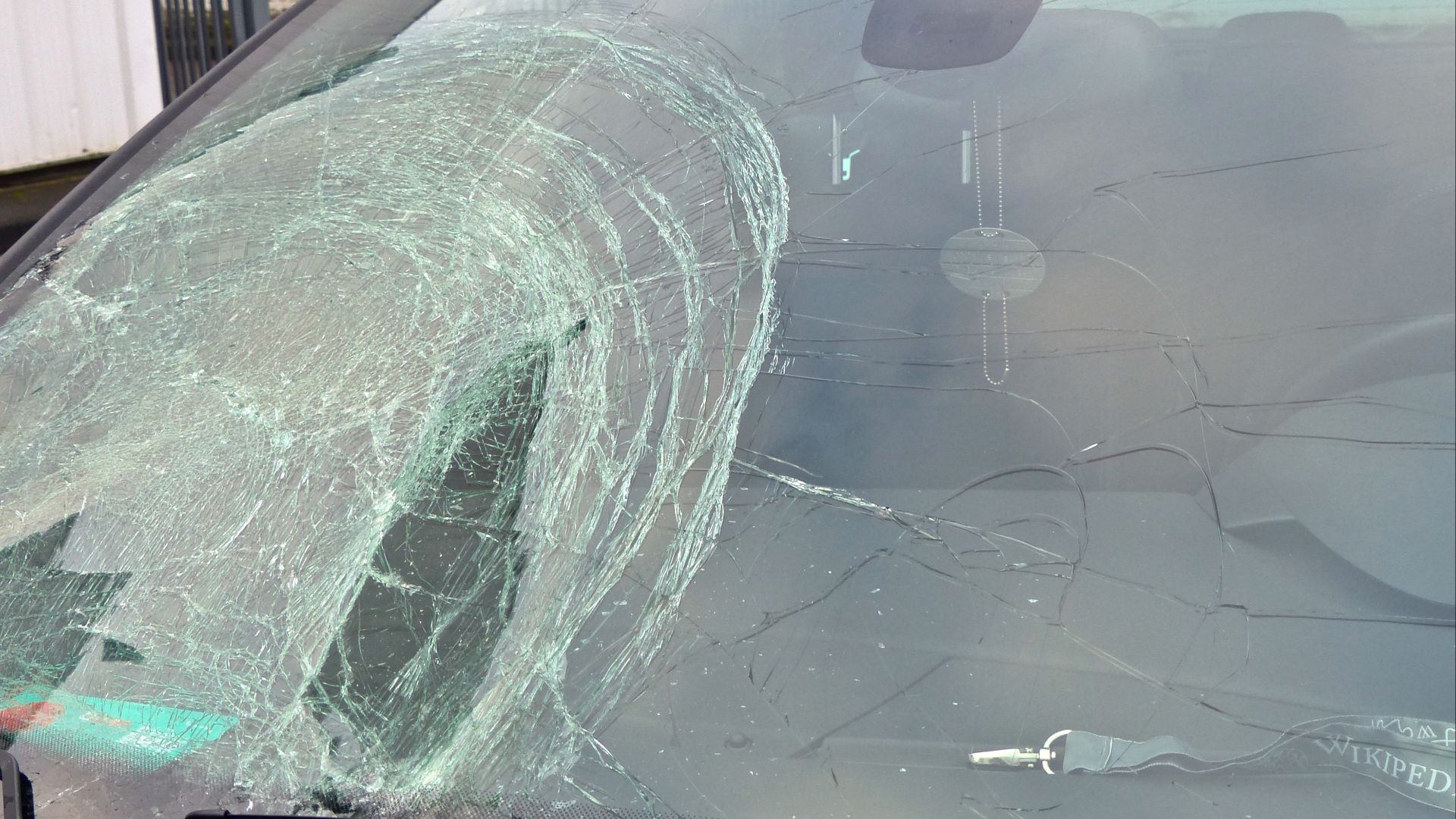 File:Autoglas gesplittert 01.jpg