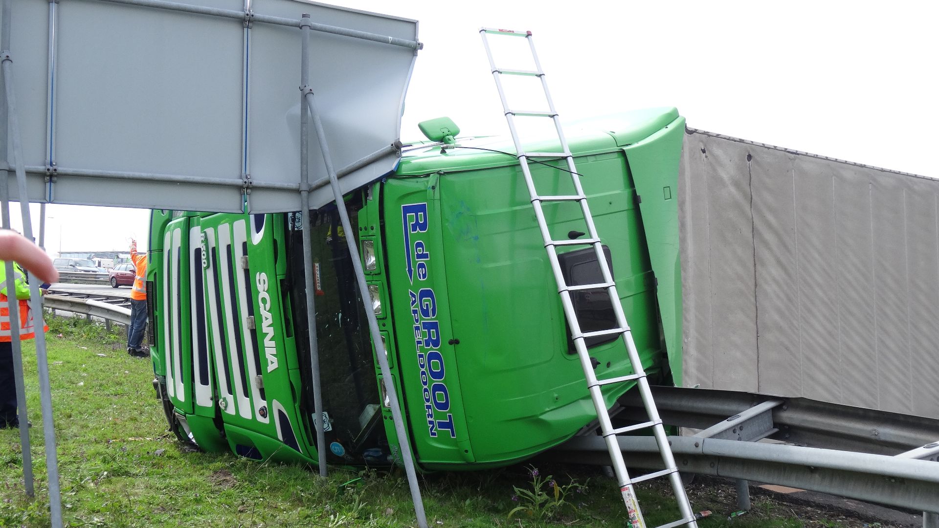 File:Damaged truck in road accident on A16 motorway - Rotterdam - blocking exit 25 Capelle aan den IJssel - pic2.jpg
