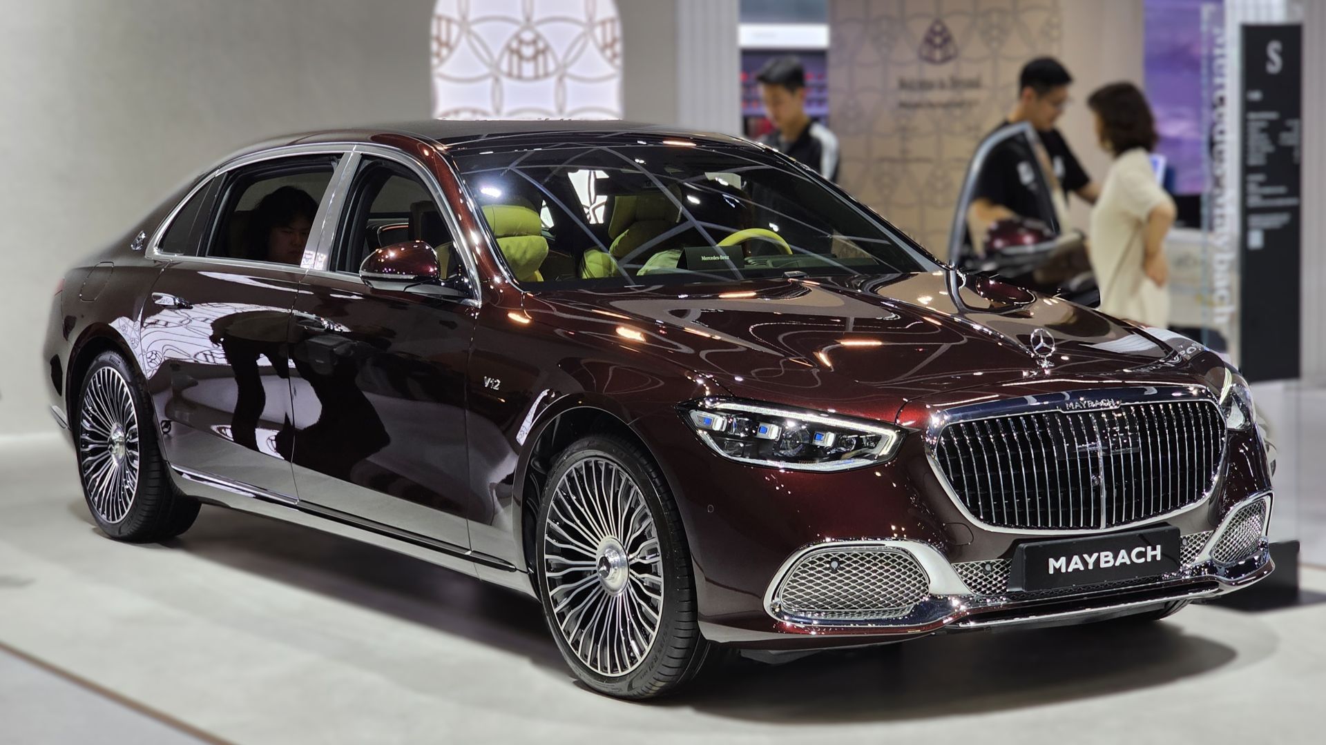 File:Mercedes-Maybach Z223 S 680 MANUFAKTUR Rubellite Red (6).jpg