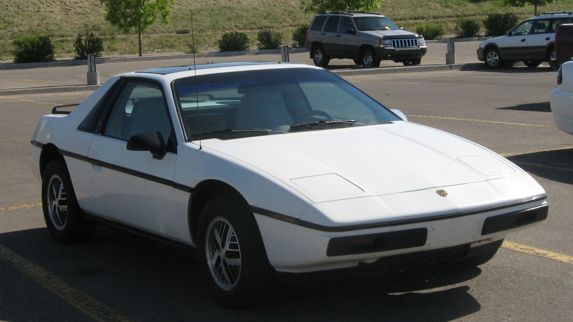 File:Pontiac Fiero (3597354955).jpg
