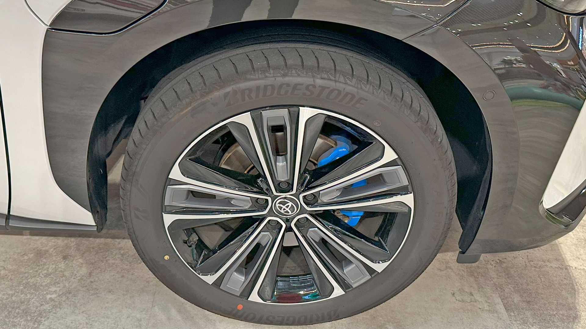 File:The tire wheel of Toyota bZ4X Z (ZAA-XEAM10-MWDHS).jpg
