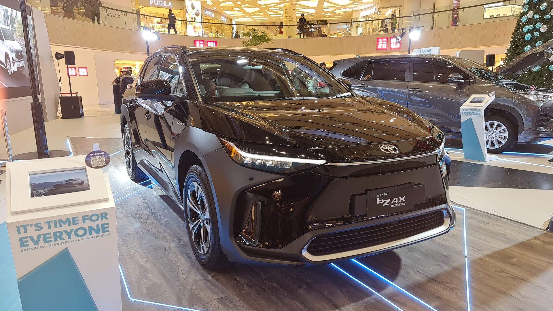 File:2022 Toyota bZ4X (front), Tunjungan Plaza 3, Central Surabaya.jpg