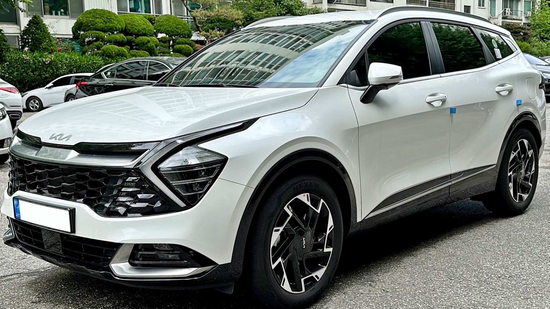 File:2023 Kia Sportage (NQ5) in White, front left.jpg