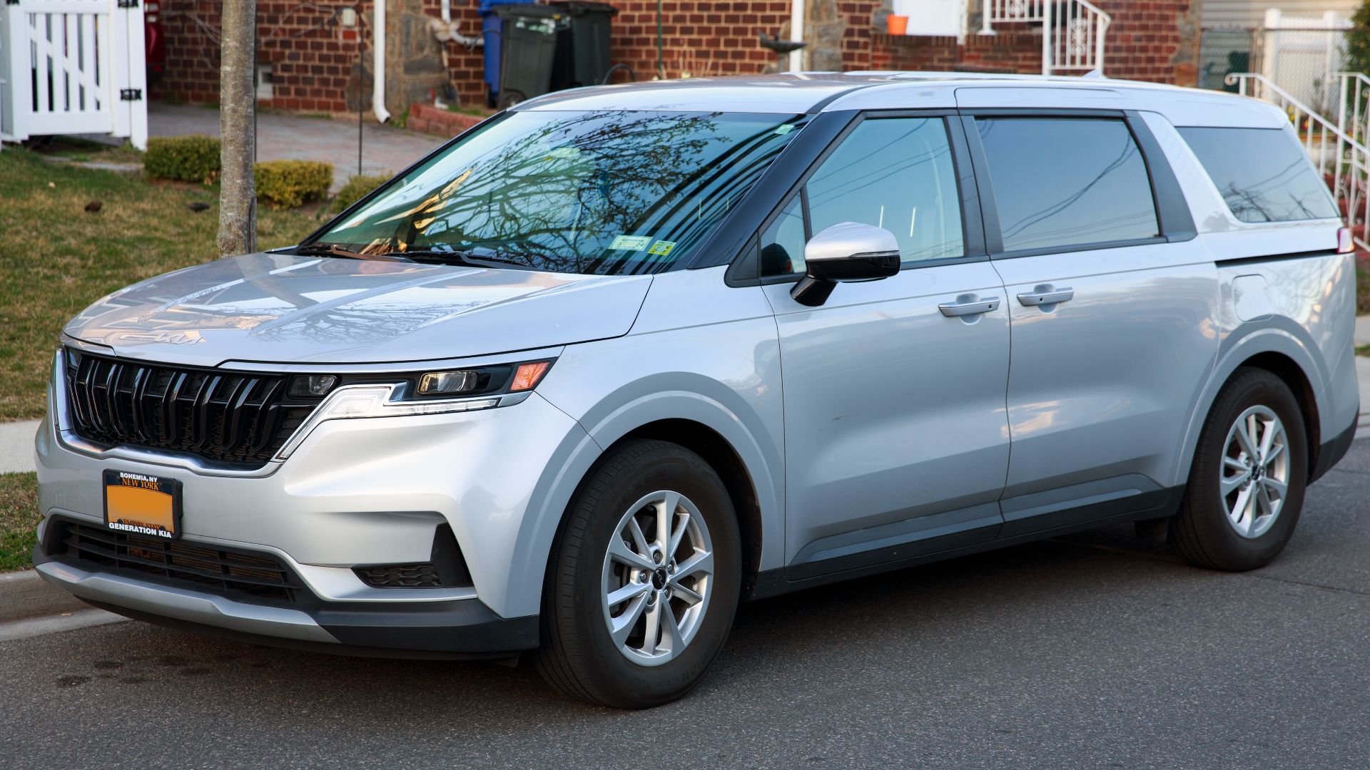 File:2022 Kia Carnival LX in Silky Silver, front left.jpg