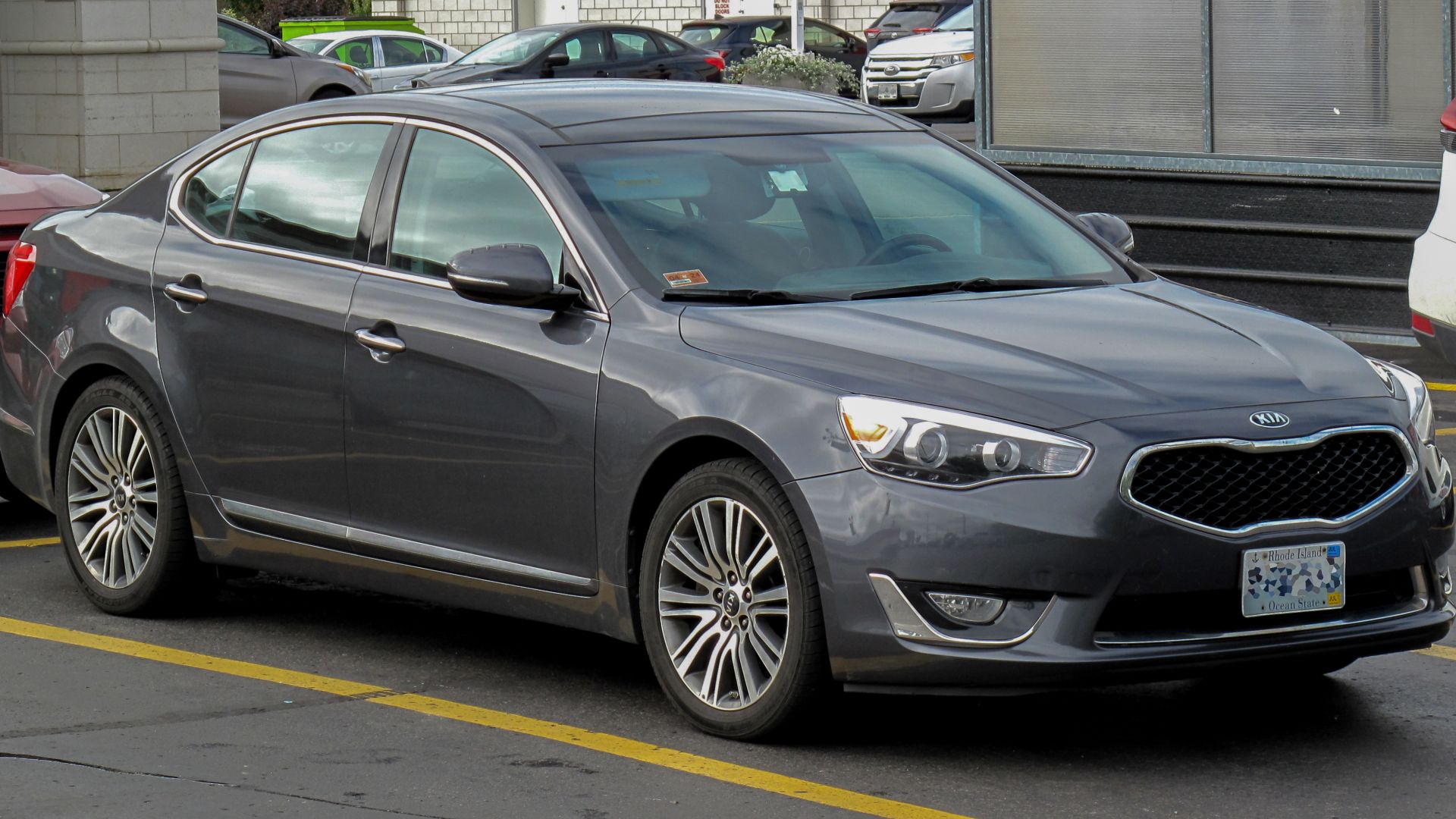 File:2016 Kia Cadenza in Platinum Graphite, Front Right, 08-02-2022.jpg