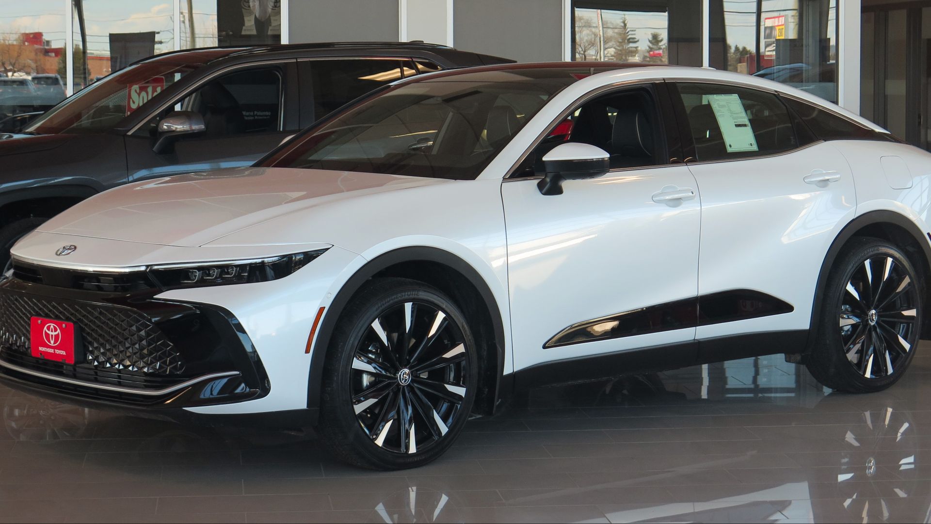 File:2023 Toyota Crown Platinum in Oxygen White, Front Left, 03-05-2023.jpg