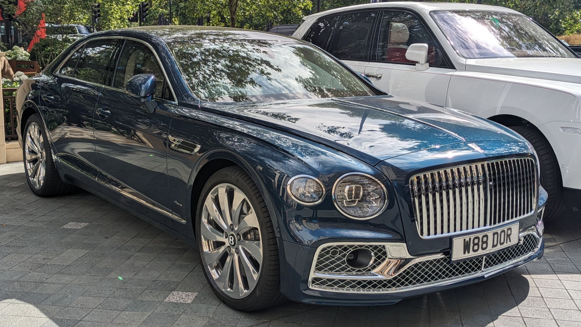 File:2023 Bentley Flying Spur Azure V6 Hybrid Auto (48991).jpg