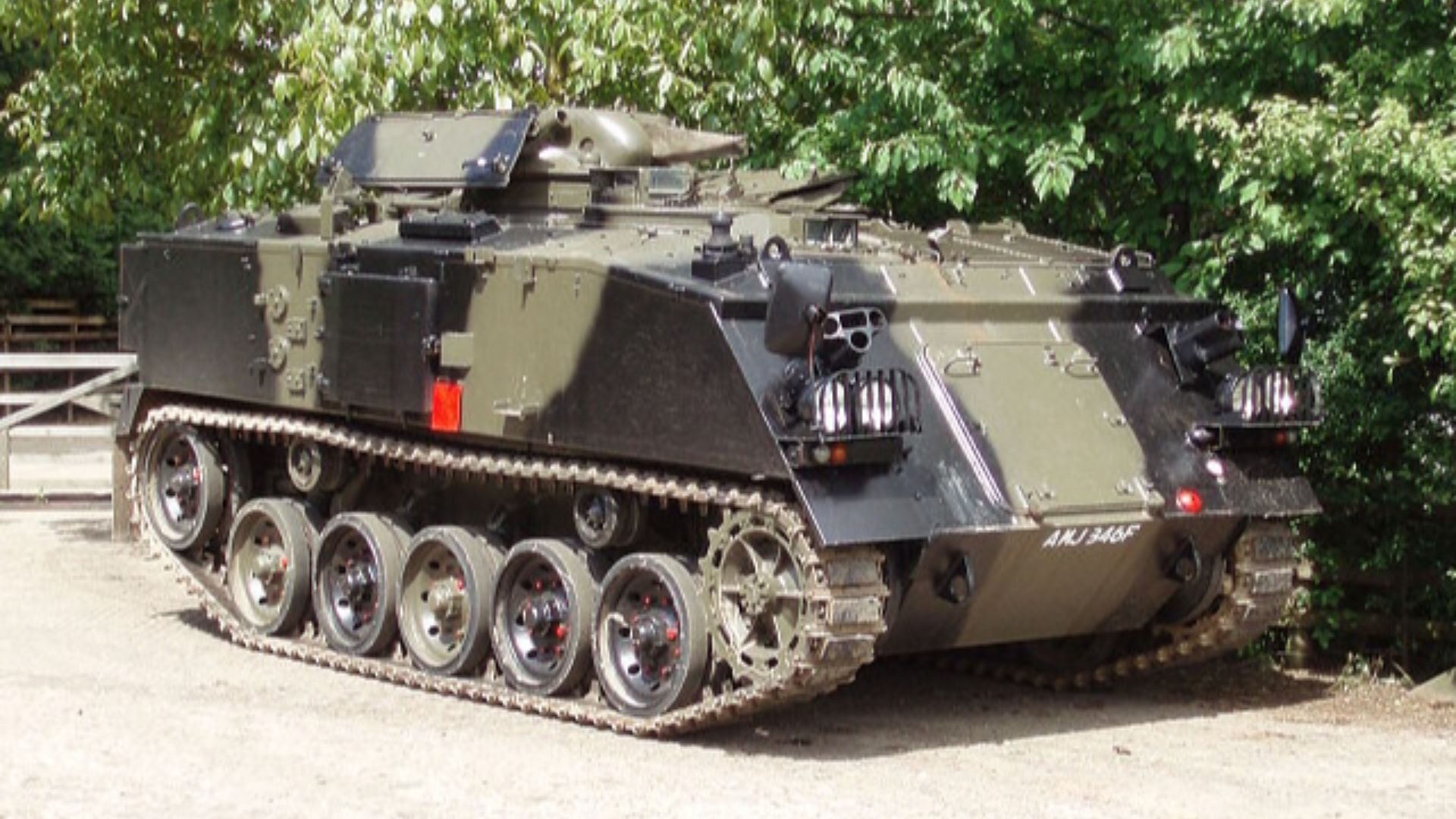 File:FV432 armoured personnel carrier at Greatworth, Northamptonshire.jpg