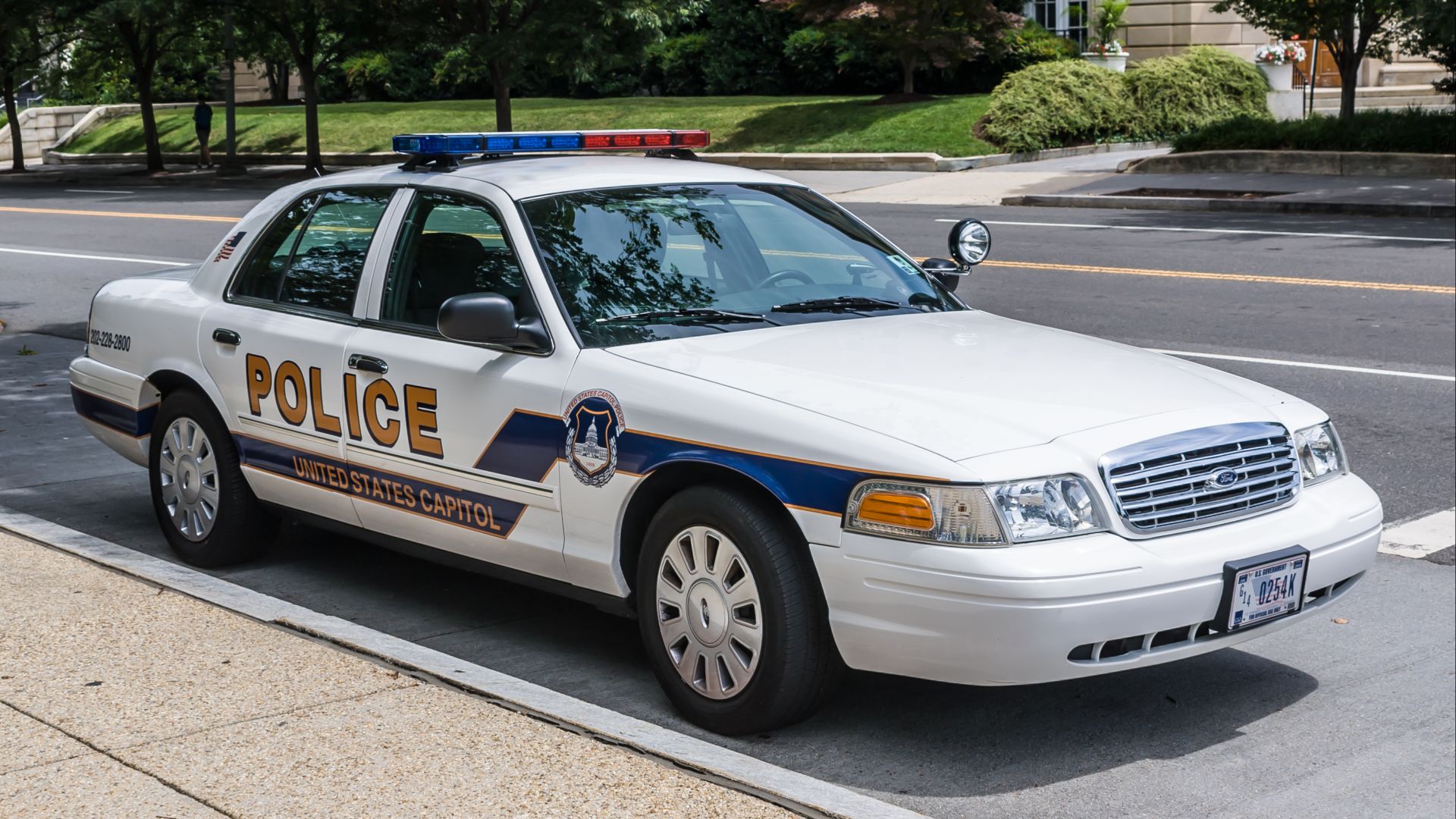 File:US Capitol Police Cruiser Ford Crown Vic fr.jpg