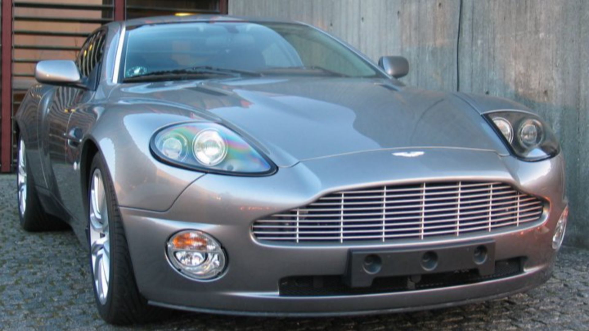 File:Aston-martin-v12-vanquish-2005.jpg