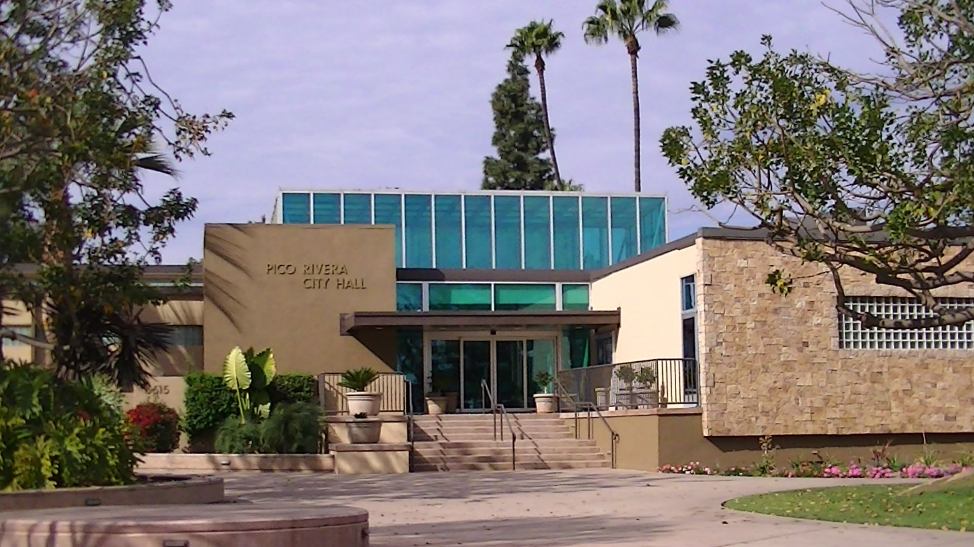 File:PicoRiveraCityHall.JPG