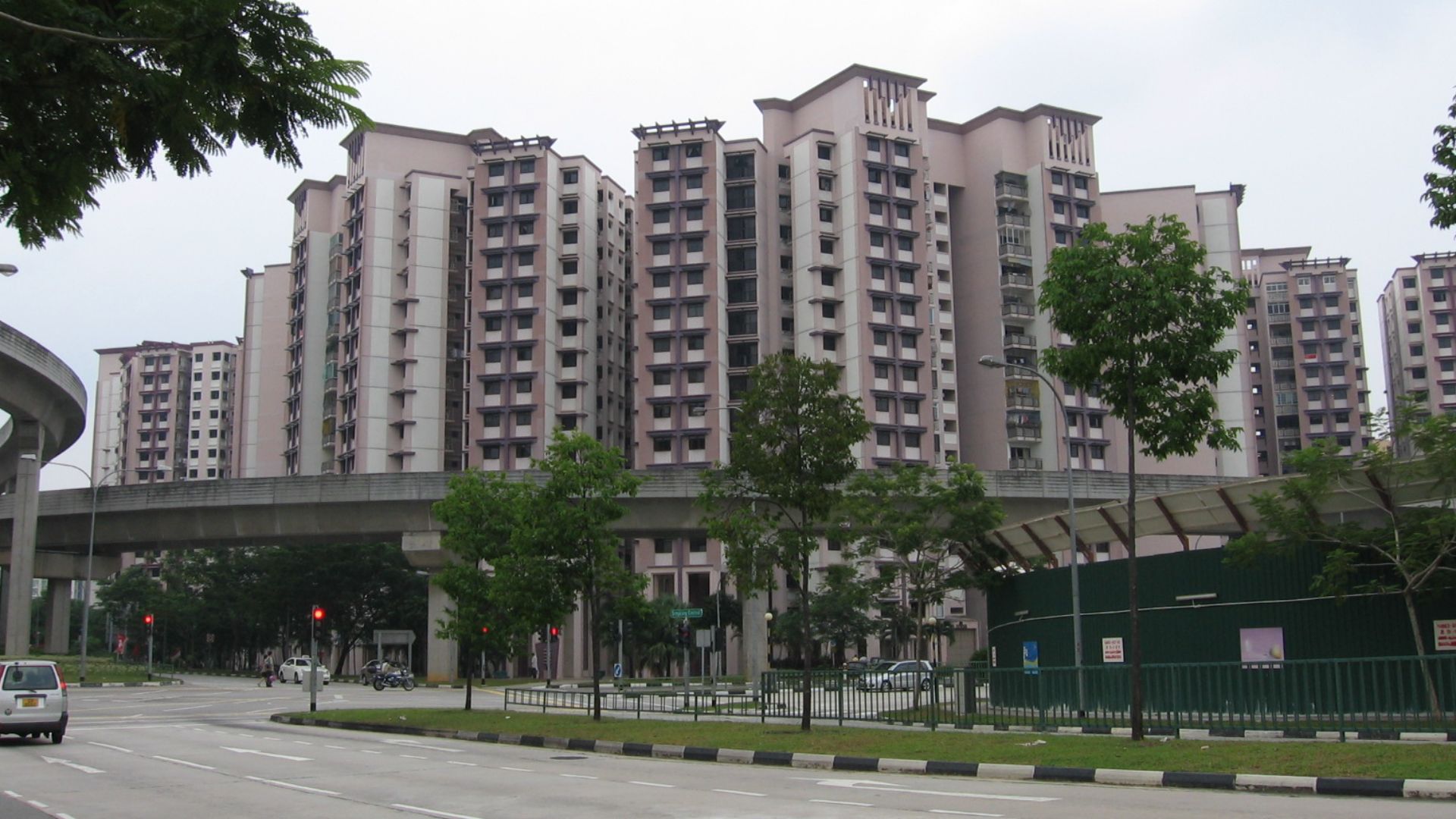 File:Compassvale South Gate, Aug 06.JPG