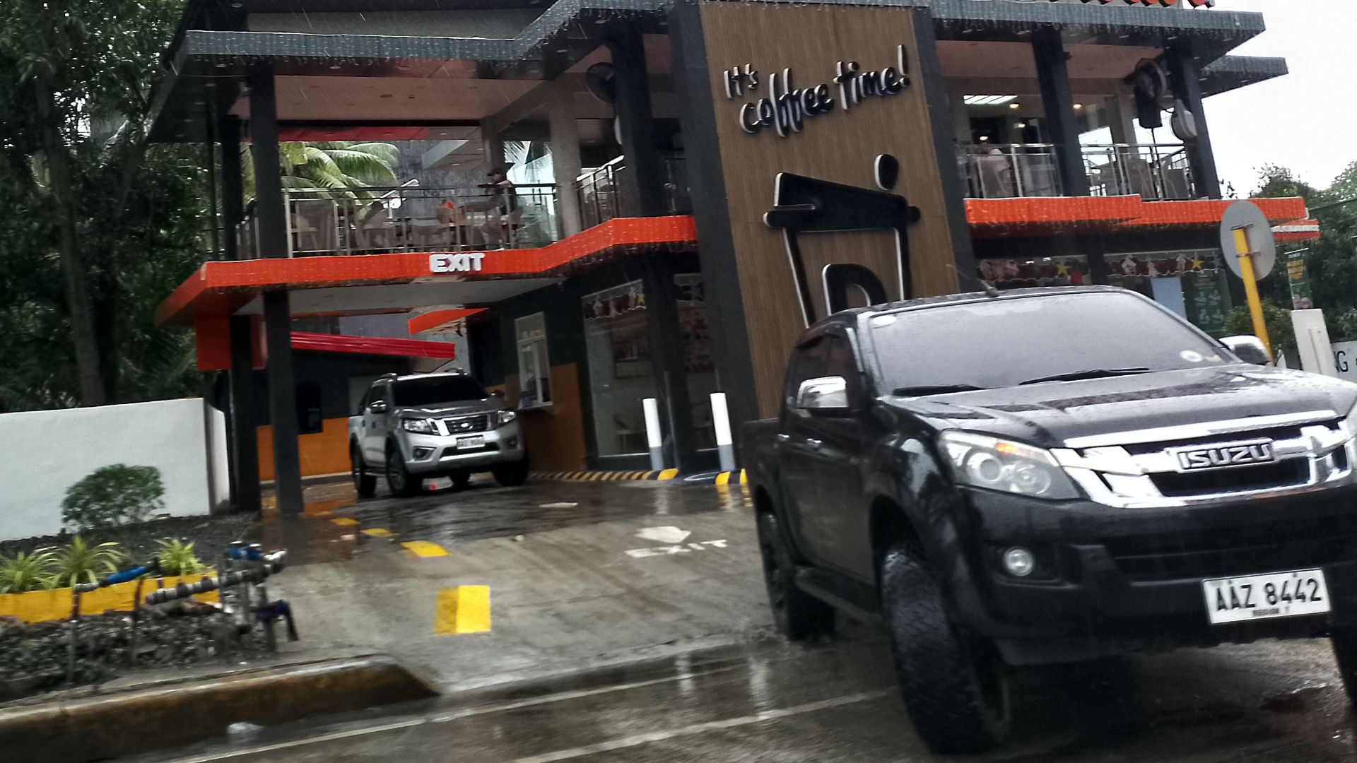 File:Dunkin' drive thru in A. S. Fortuna Street (2024-12-21).jpg