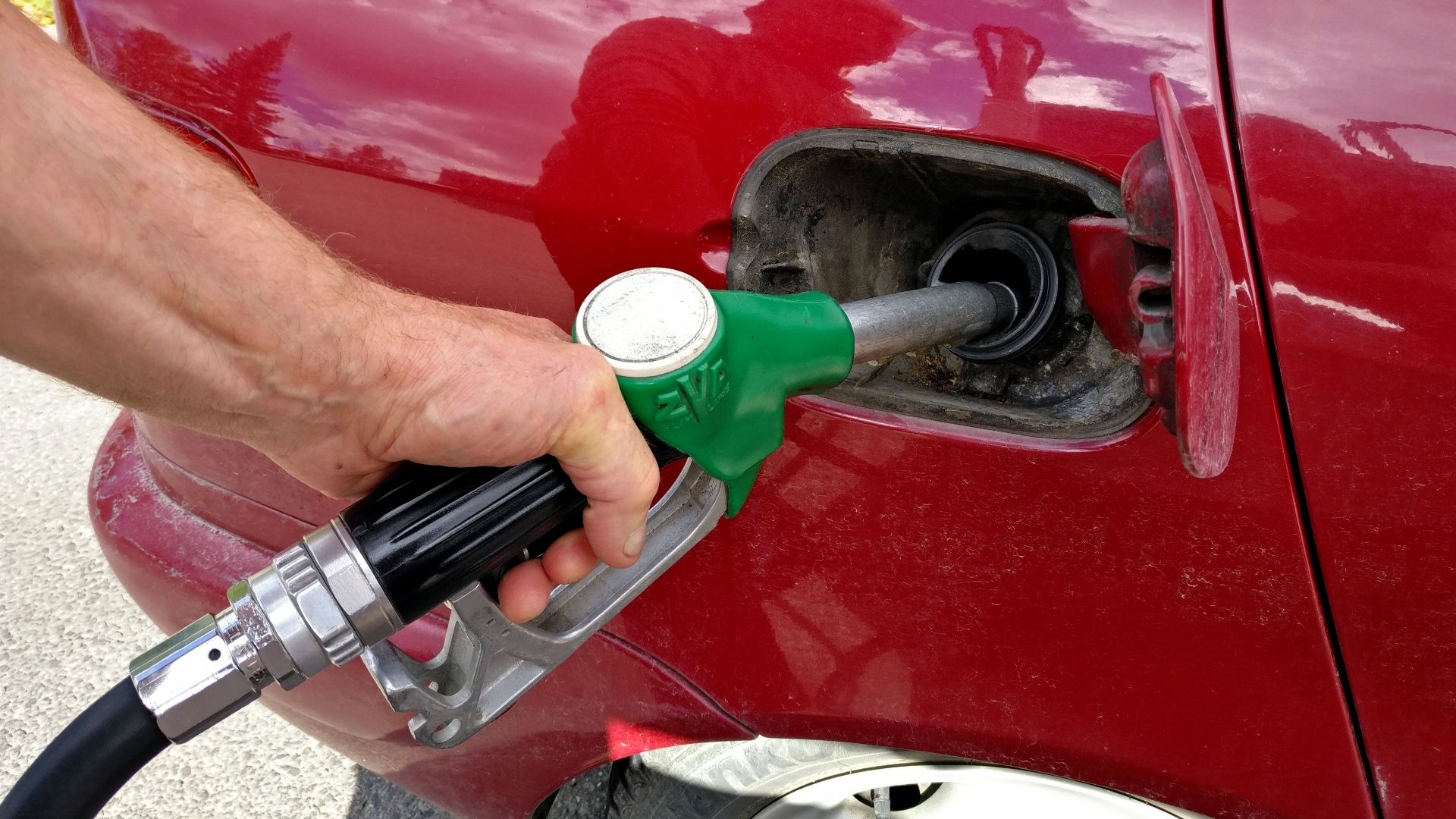File:Fueling Car.jpg